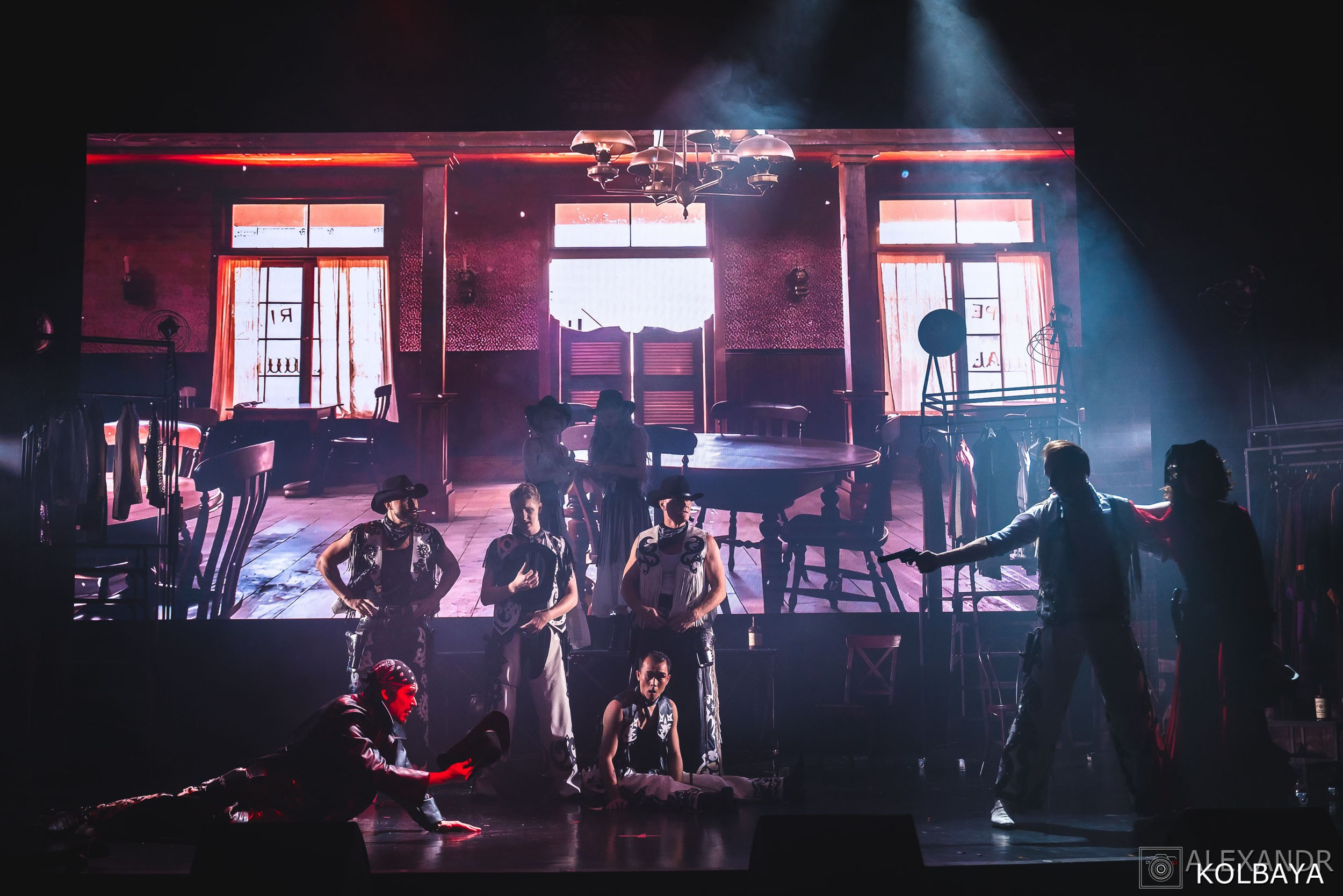 Фотографии со спектакля «Привет, я тетя Чарли». Концертный и театральный репортажный фотограф в Москве Александр Колбая