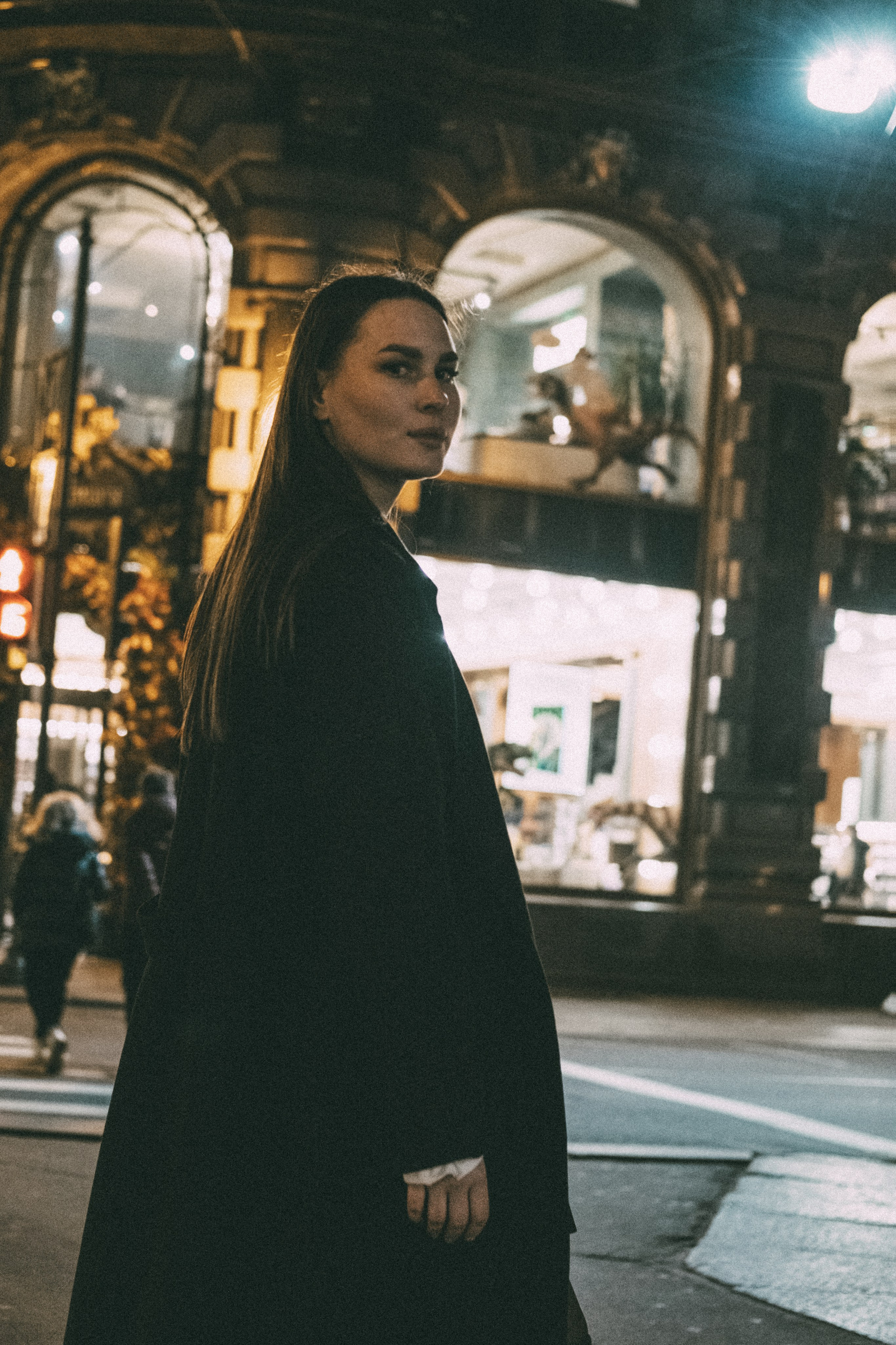 Ночная фотосессия по центру Санкт-Петербурга. Девушка на фоне ночных огней. Фотограф в СПб - Александр Шведов