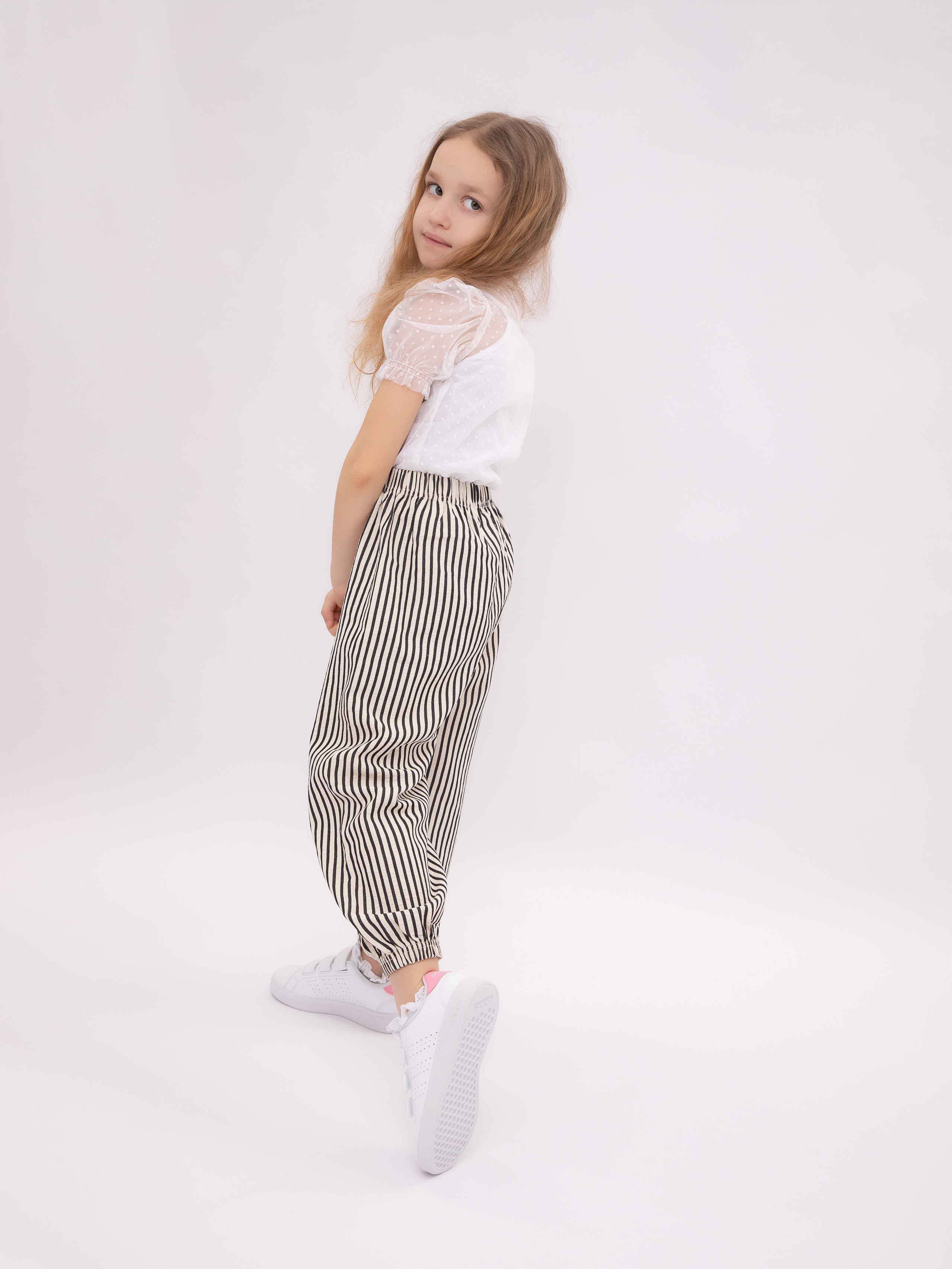 Детские летние брюки. Фотостудия предметной и модельной съёмки для маркетплейсов