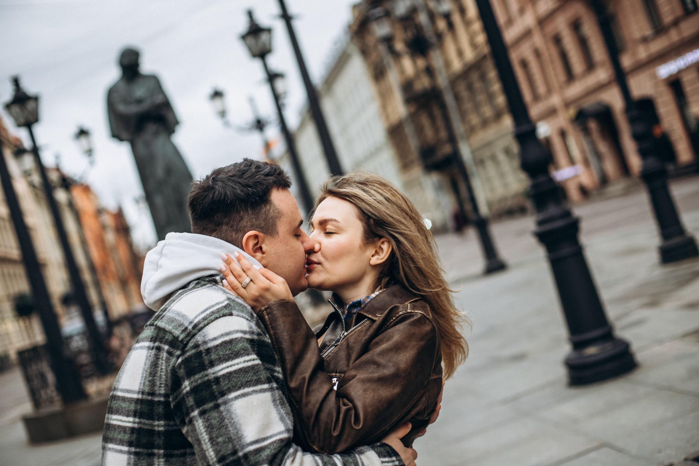 Юлия с семьей в апреле. Фотопрогулка в Петербурге. Индивидуальный и семейный фотограф в Санкт-Петербурге