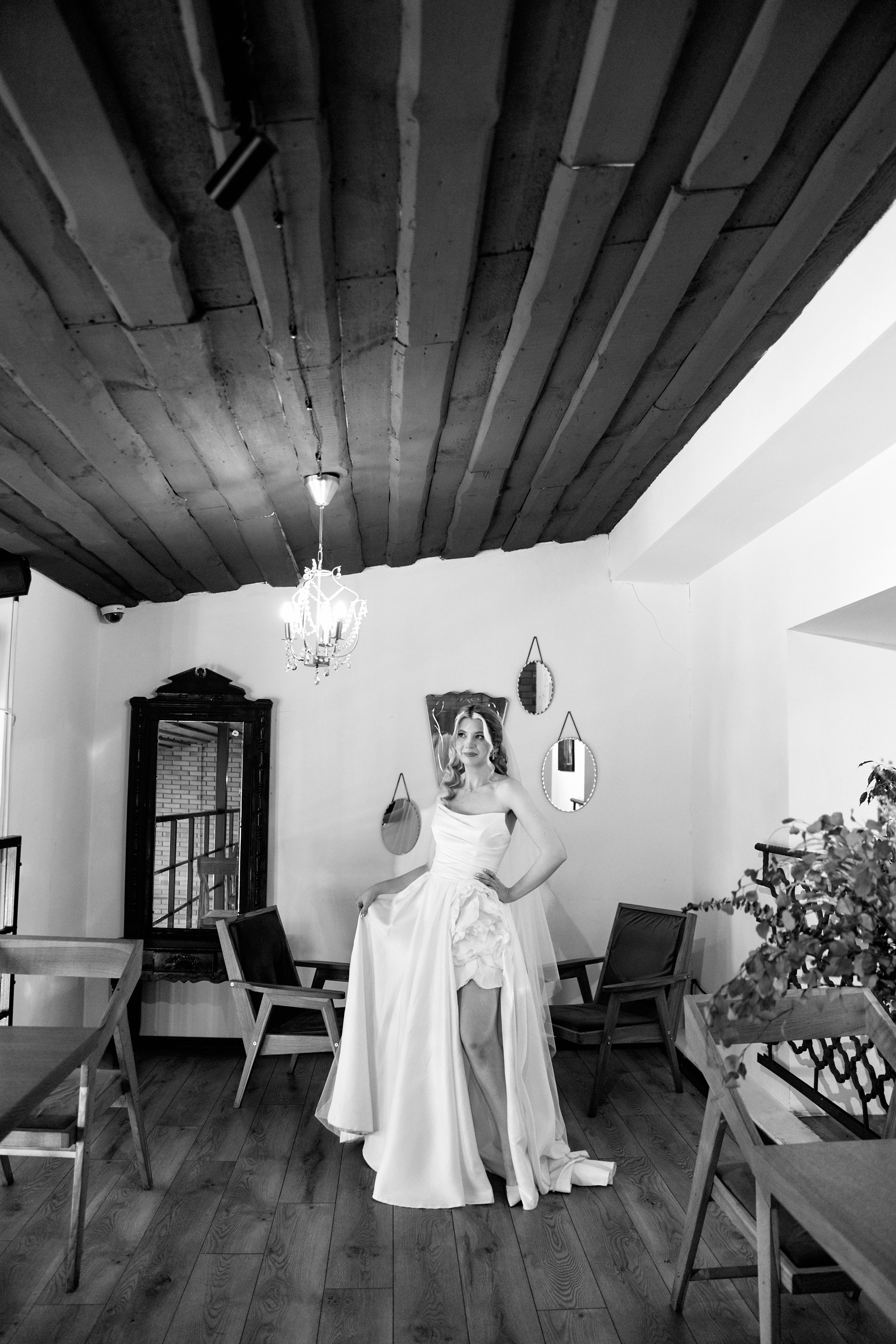 Портрет невесты в интерьере кофейни. Фотограф Елена Орешина