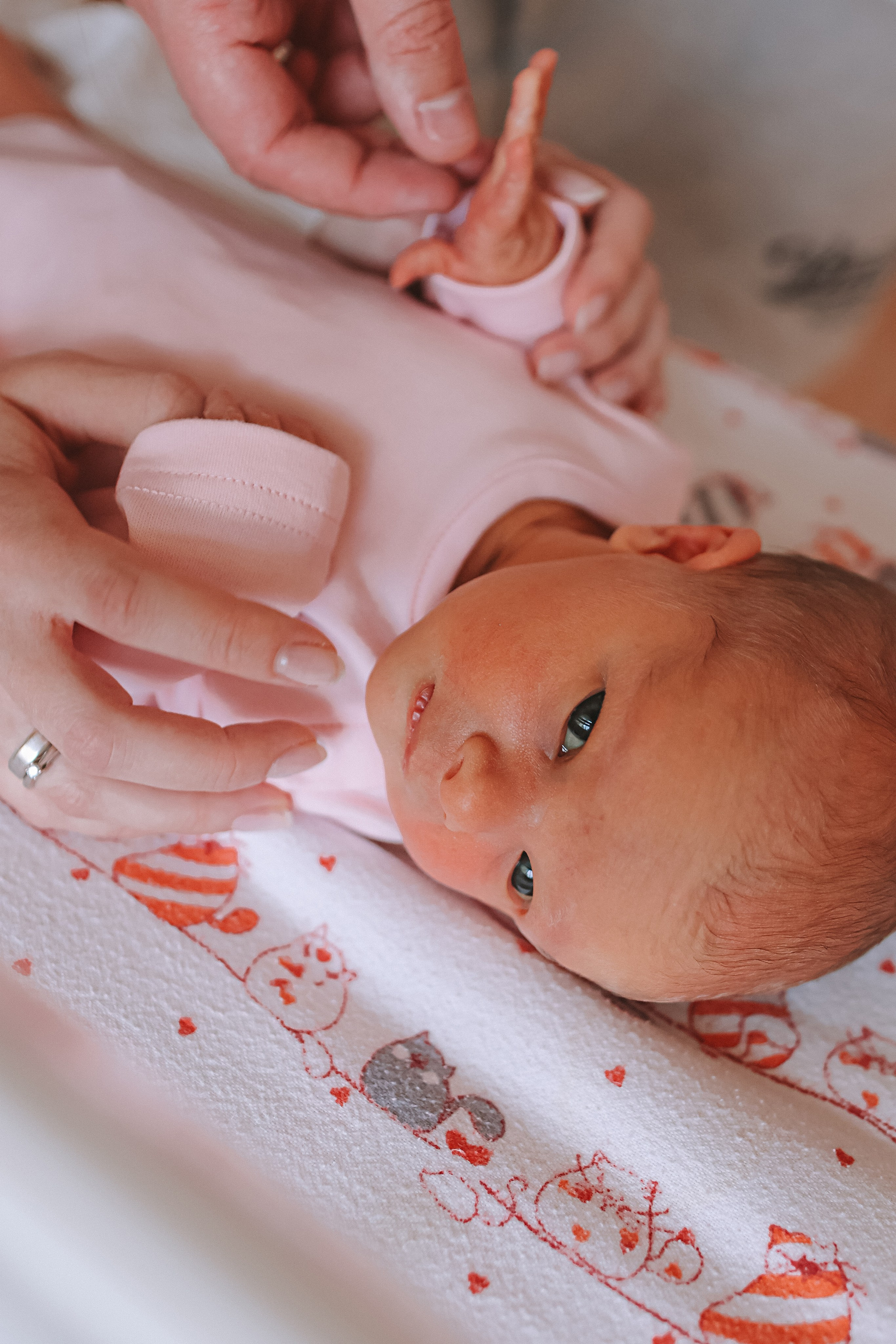 Выписка палата+внизу ПЦЭ. Семейный фотограф Тюмень, фотограф на роды Салмина Мария