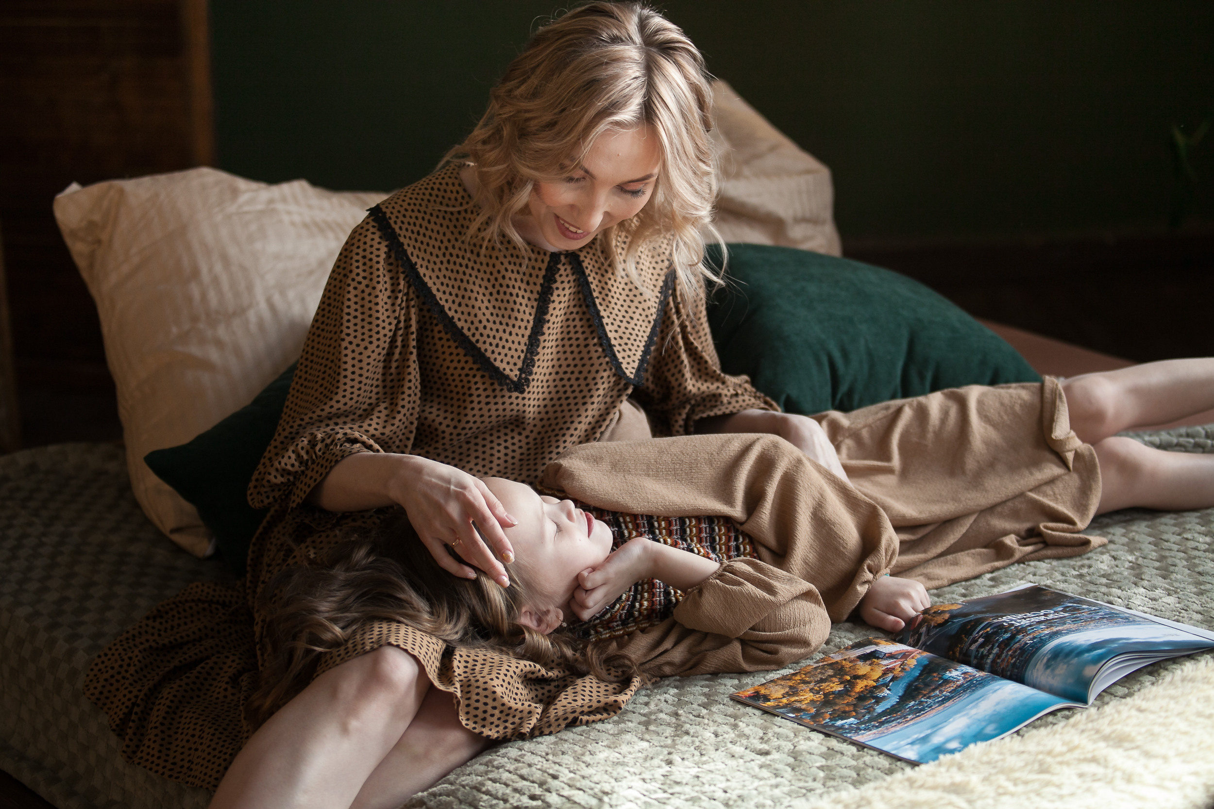 студийный портрет мамы с дочкой при естественном освещении.