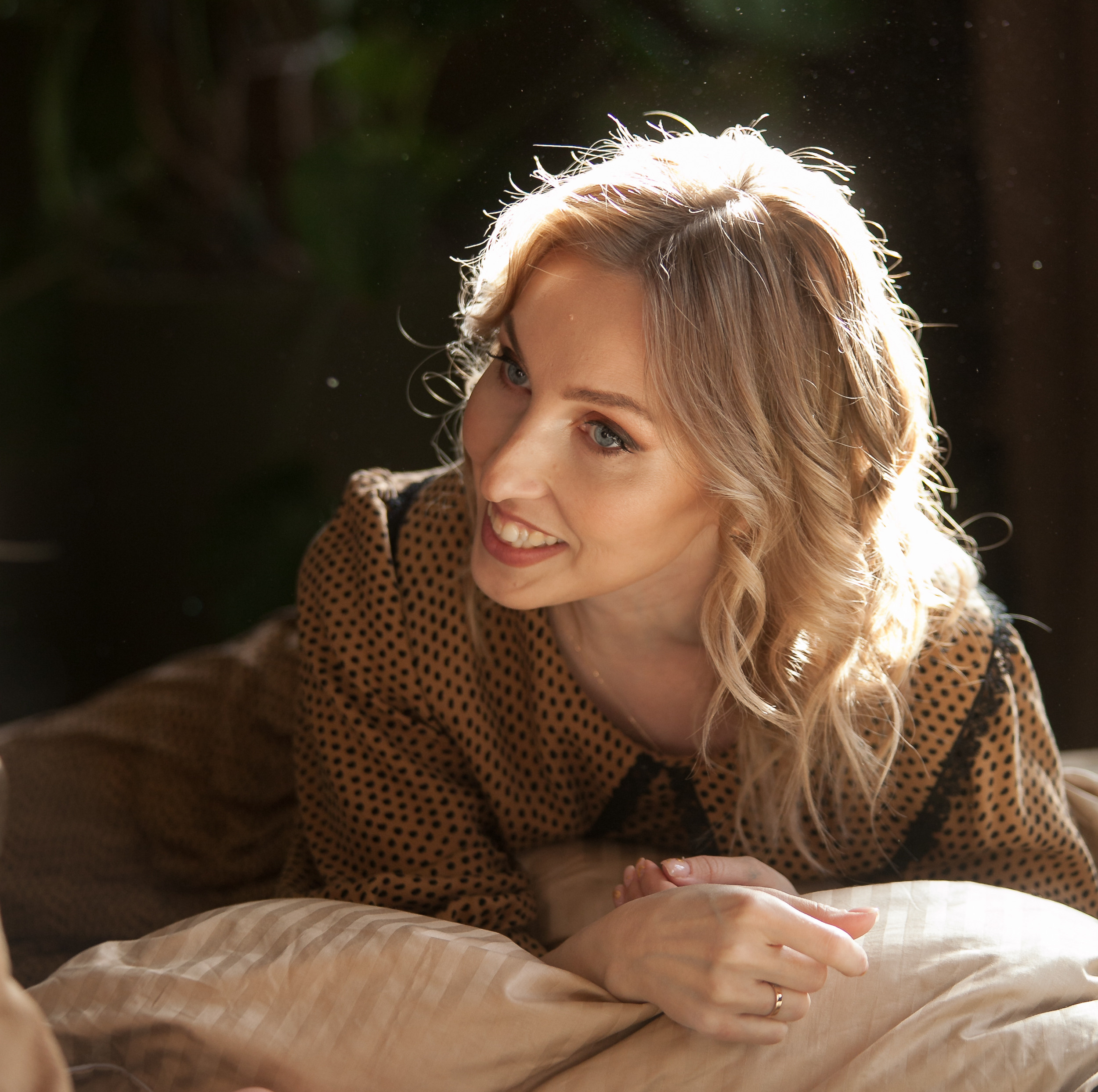 Студийный портрет девушки при естественном освещении.