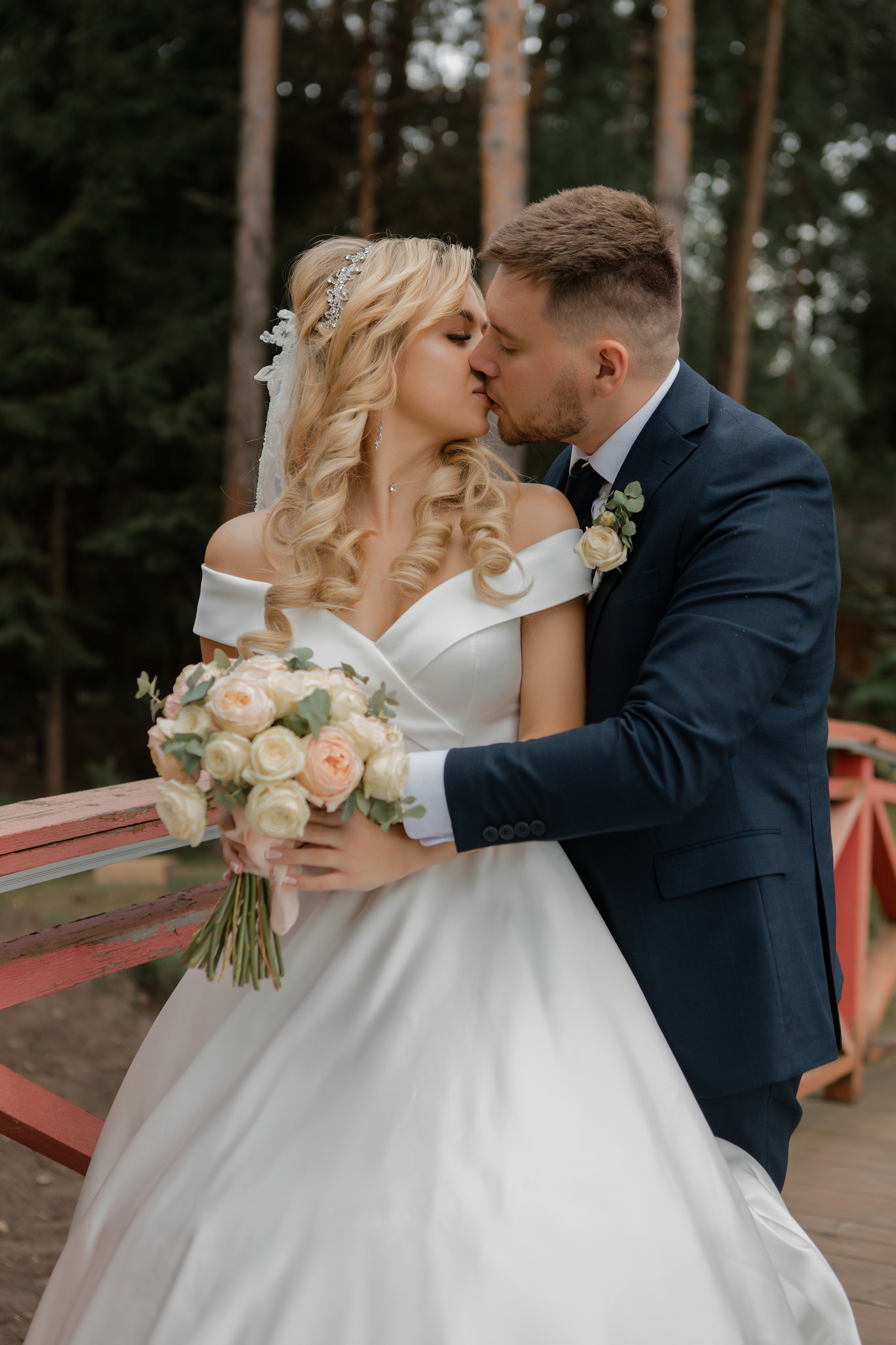 Юрий и Кристина. Видеосъемка и фотосъемка свадеб. Фотограф и оператор на свадьбу. Видеосъемка подкастов, собственная видео-фотостудии. Предметная фотосъемка