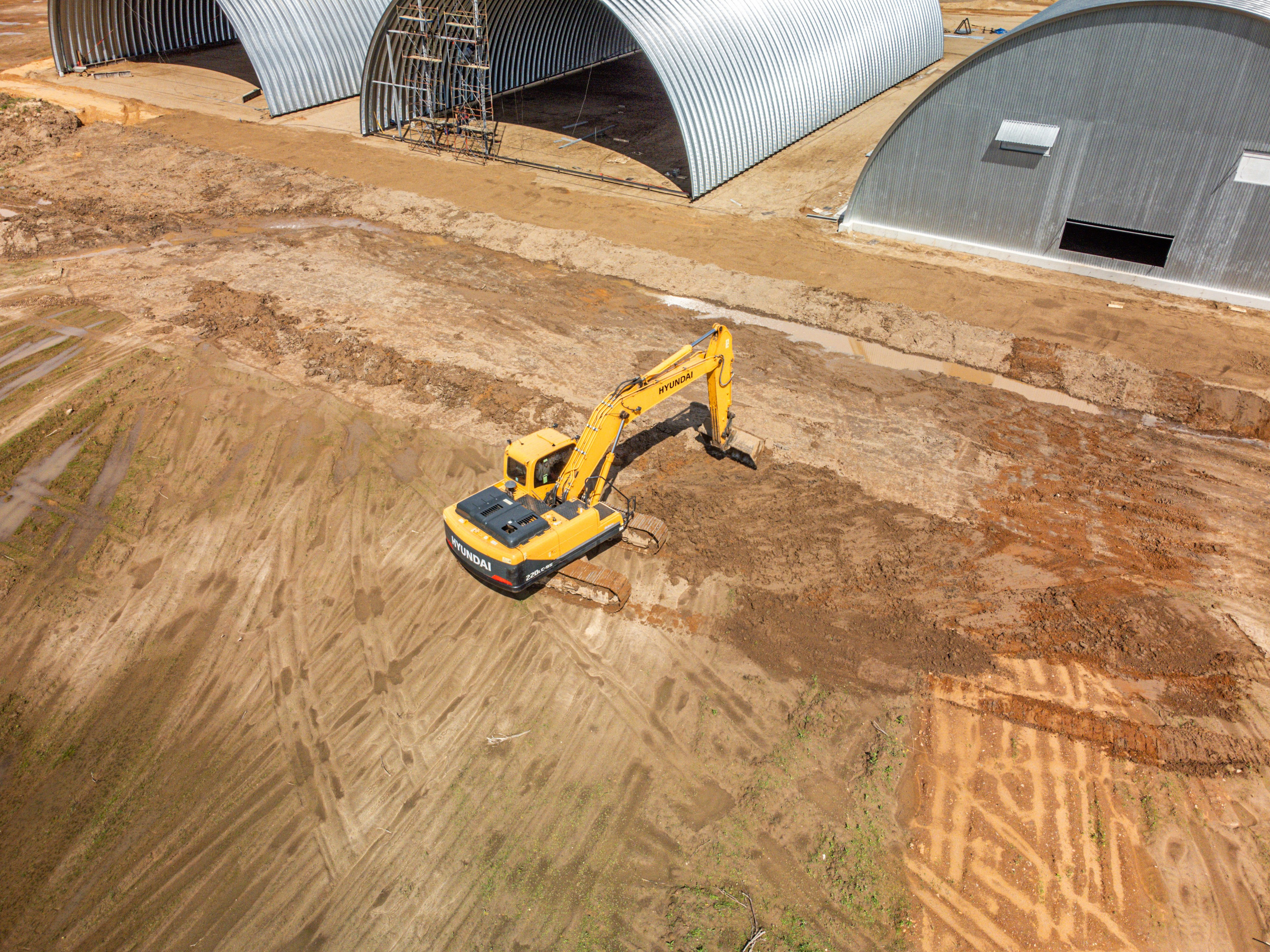 Спецтехника, экскаватор во время работы