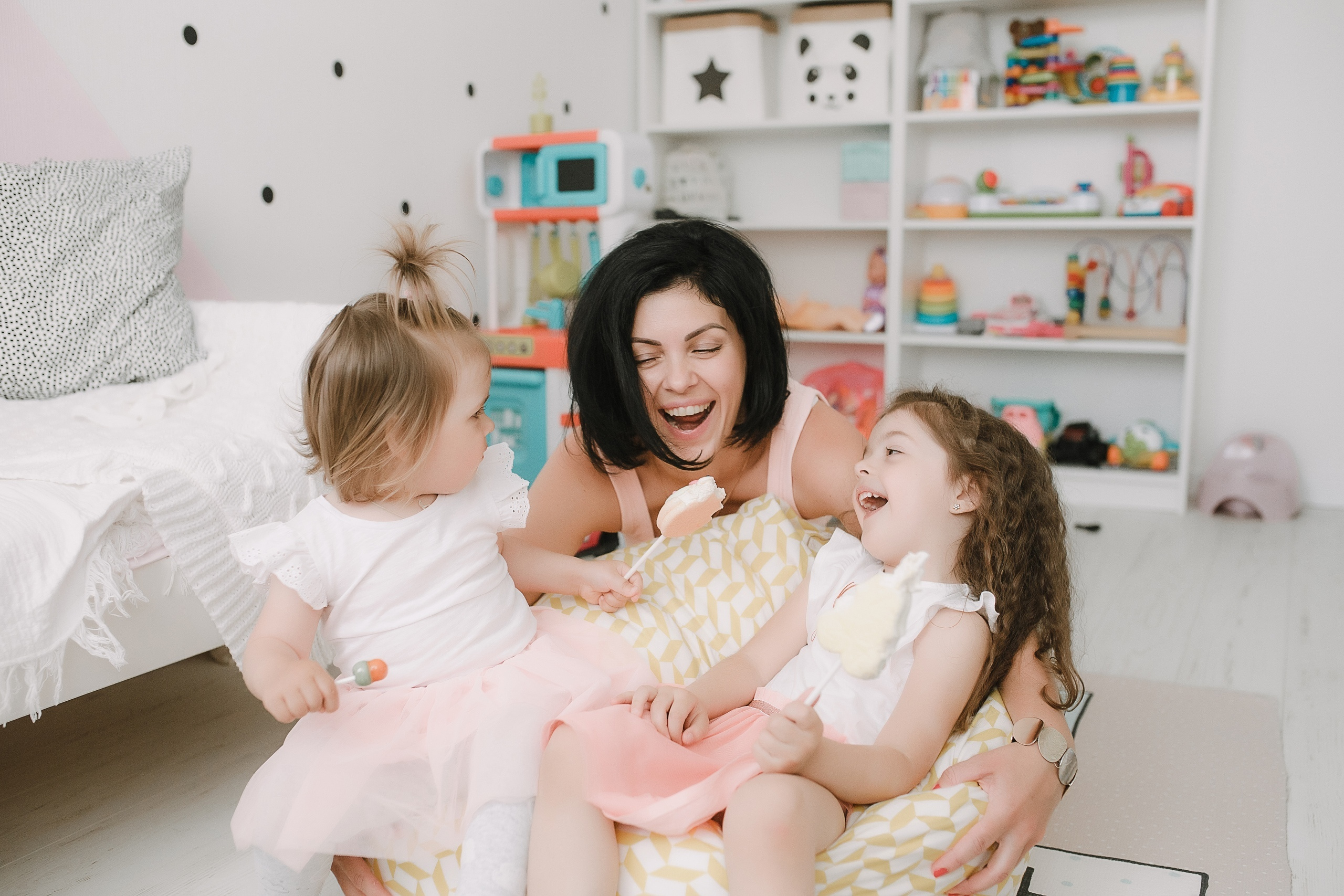 Семейная фотосессия в фотостудии и на природе в Твери. Свадебный и семейный фотограф в Твери и Тверской области