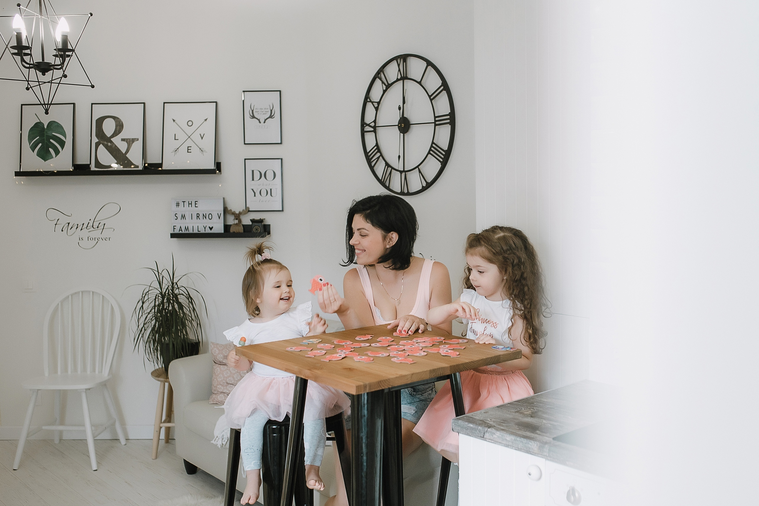 Семейная фотосессия в фотостудии и на природе в Твери. Свадебный и семейный фотограф в Твери и Тверской области