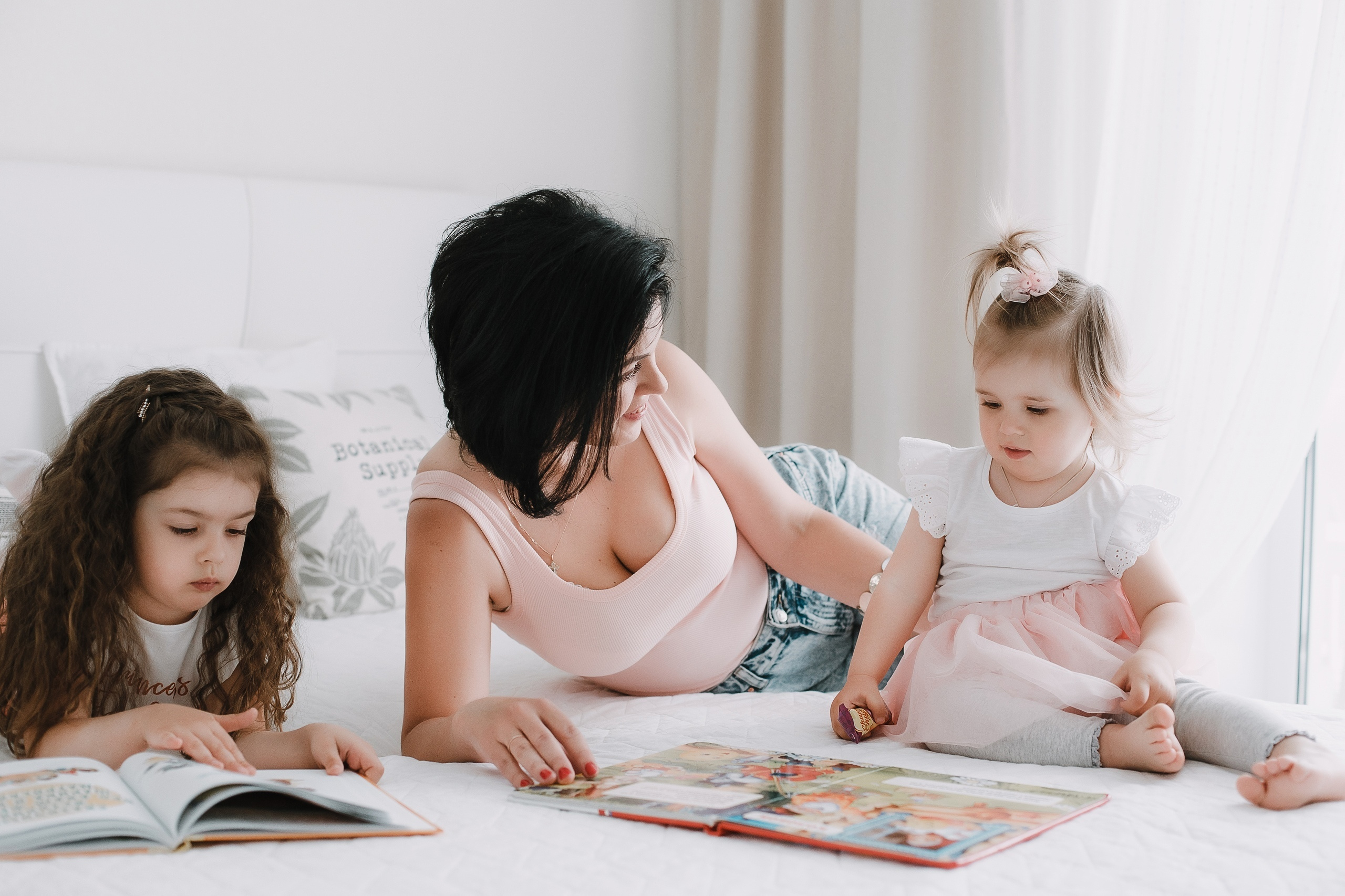 Семейная фотосессия в фотостудии и на природе в Твери. Свадебный и семейный фотограф в Твери и Тверской области