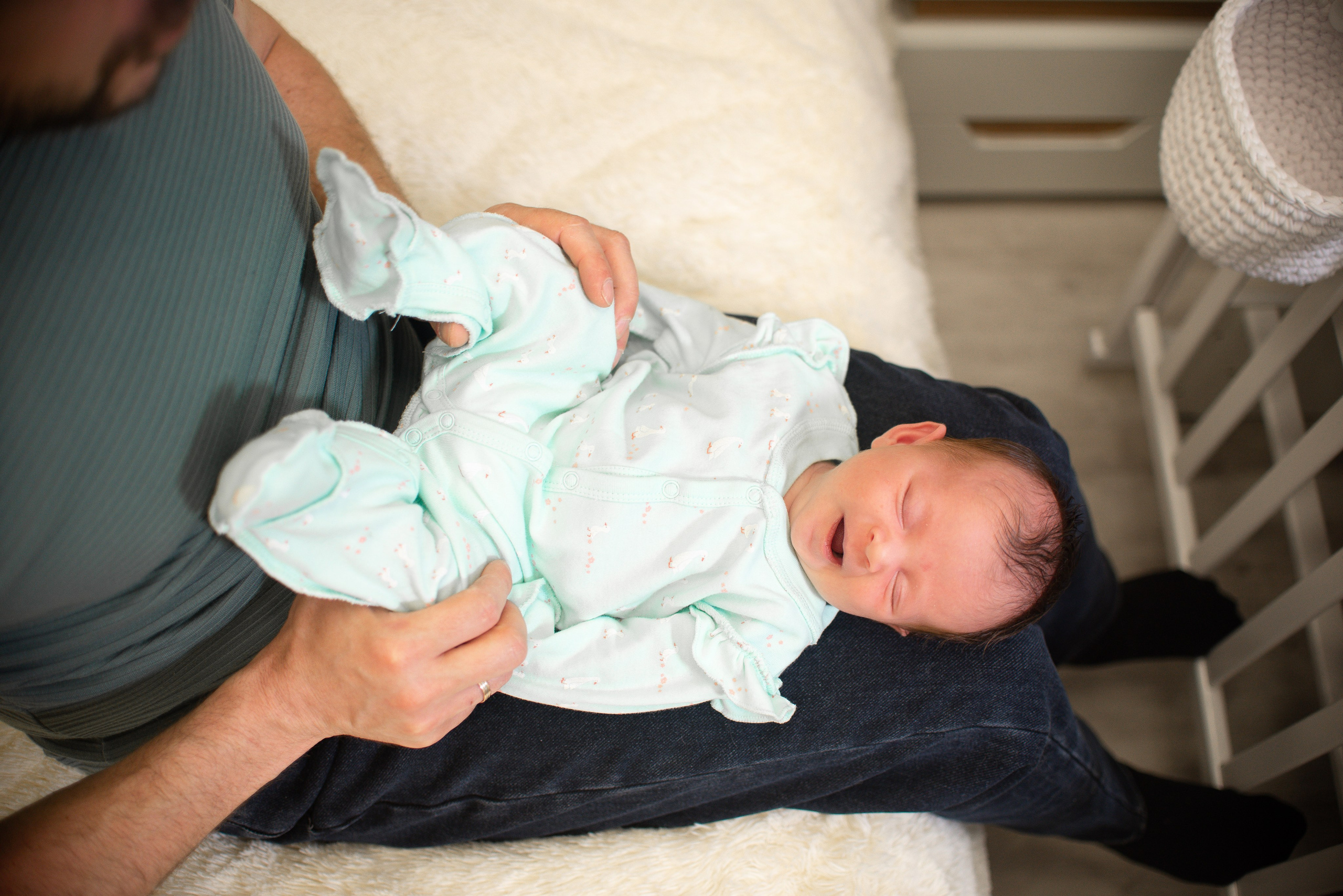 Крошка Манэ дома с родителями. Семейный фотограф на выписку из роддома и крещение Минск Настя Гришук