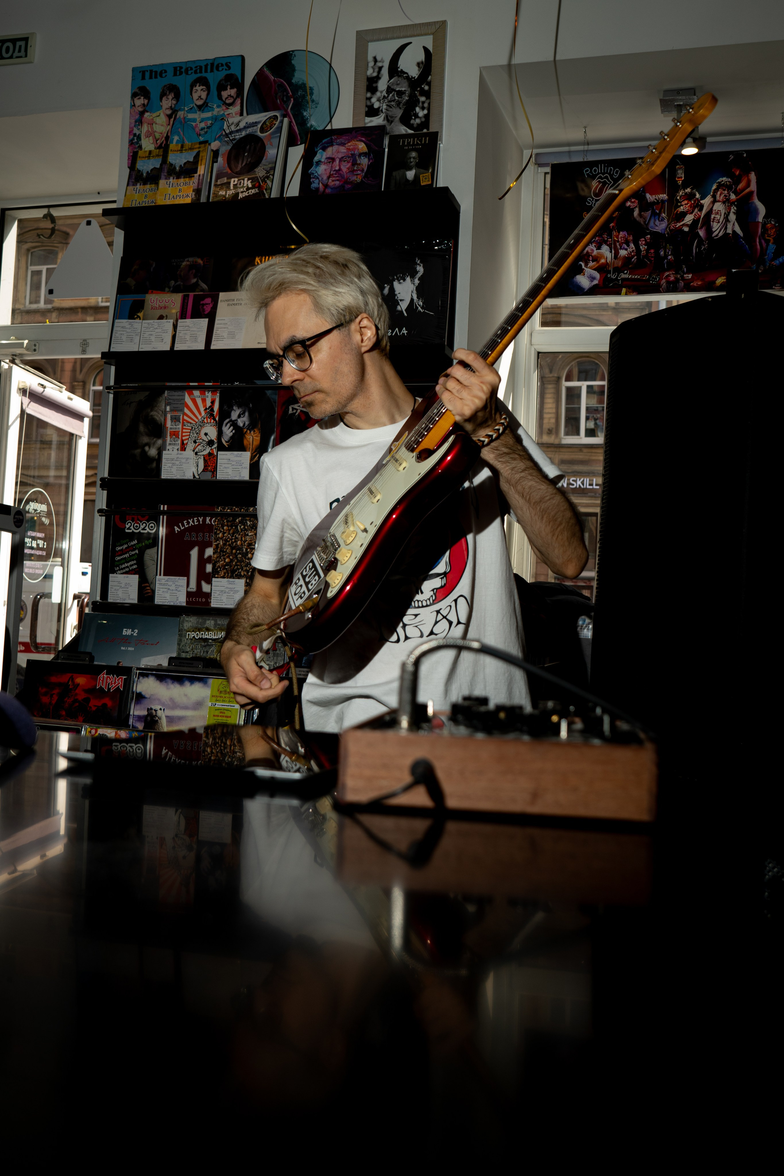 The Legendary Flower Punk — выступление в магазине пластинок. Фотограф Олег Колногоров