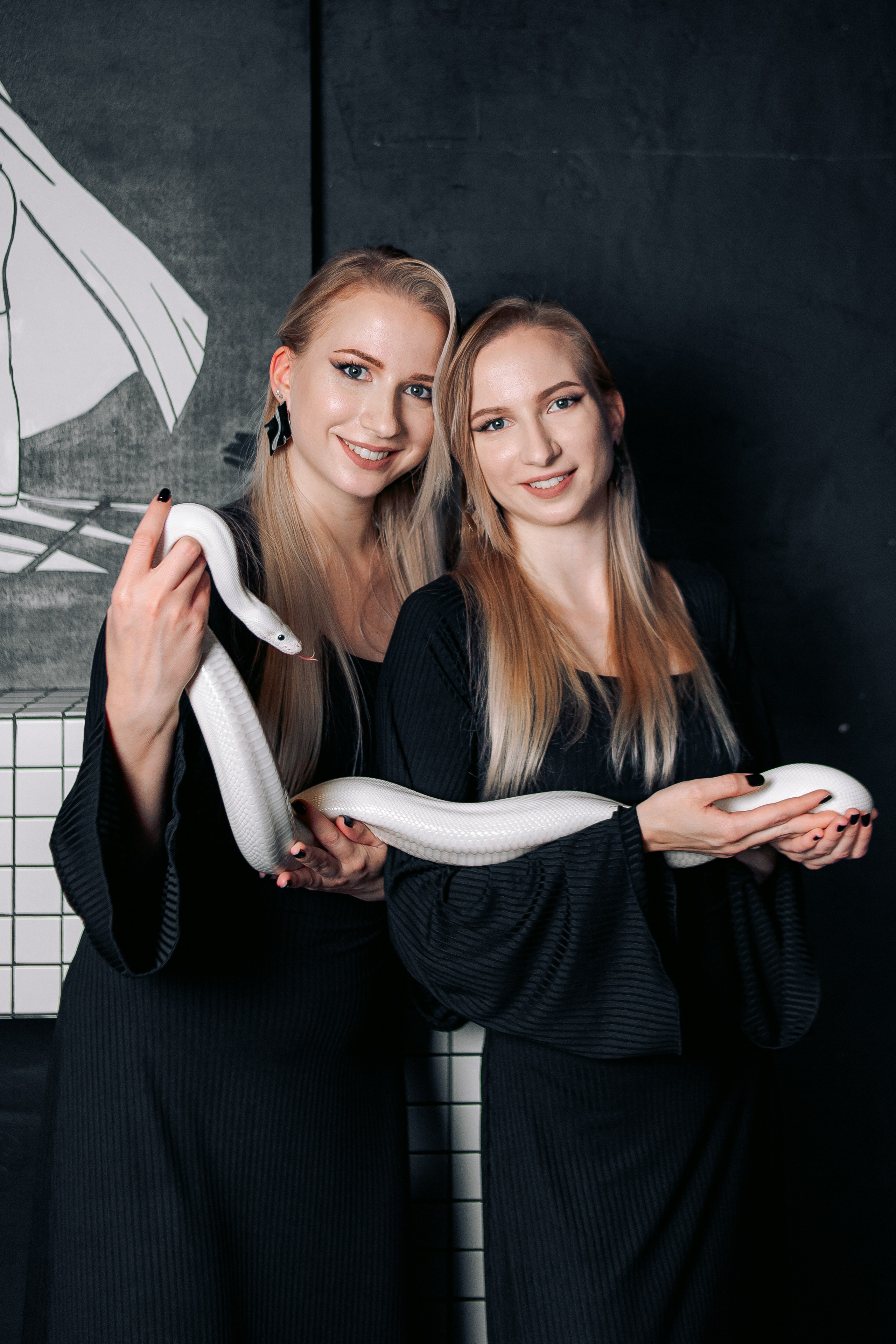 Фотосессия сестер с фотостудии с белой змеей в Санкт-Петербурге. Фотограф в Санкт-Петербурге, Анна Скворцова