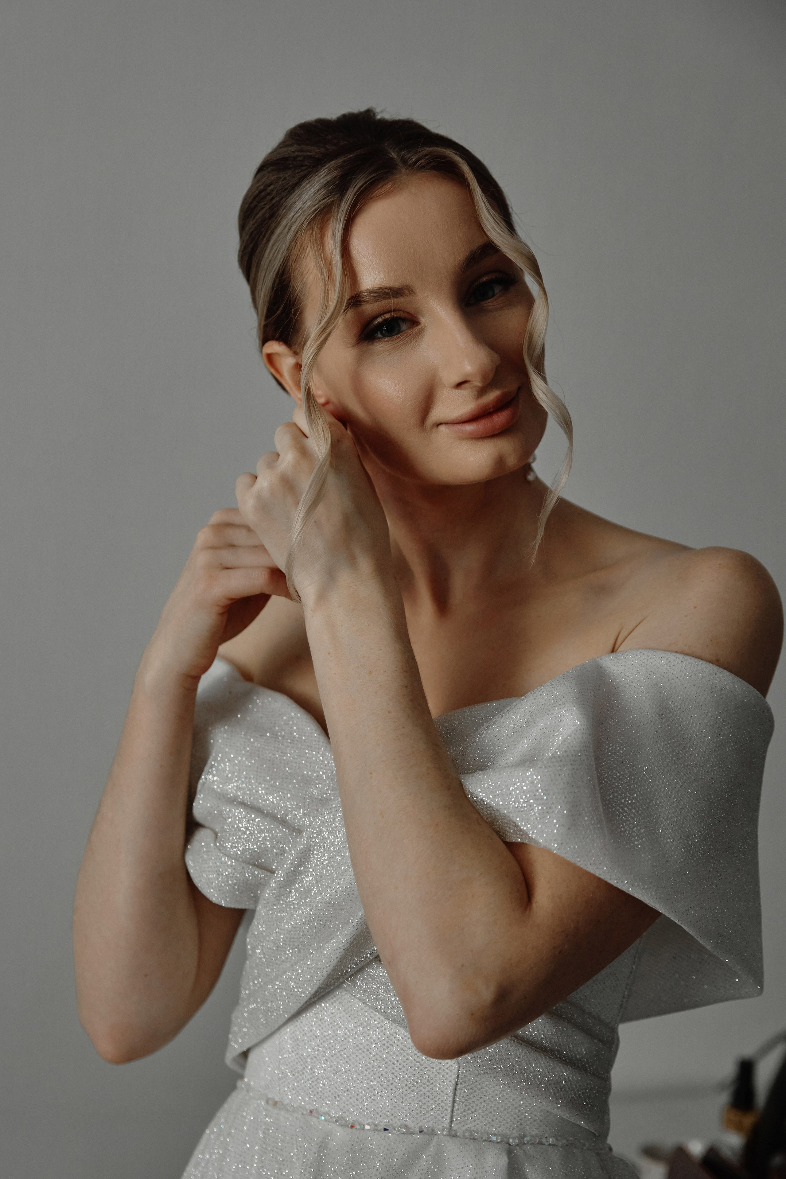 Невеста примеряет серьги