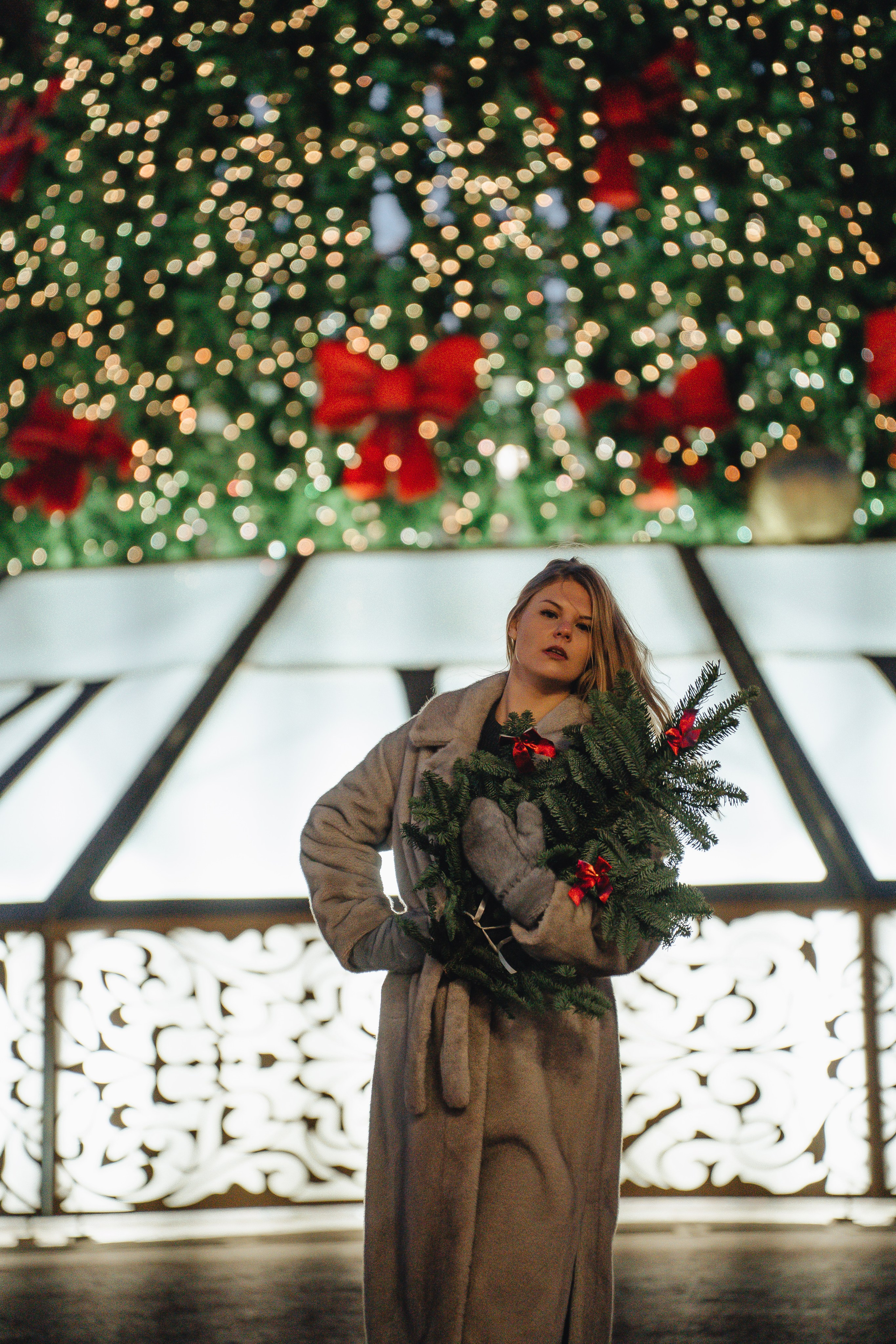 ПРОГУЛКА НА МАНЕЖНОЙ ПЛОЩАДИ ДЛЯ ДЕВУШКИ ПЕРЕД НОВЫМ ГОДОМ (НОВОГОДНЯЯ ФОТОСЕССИИЯ НА МАНЕЖНОЙ ПЛОЩАДИ). Профессиональный фотограф, Санкт-Петербург — Виктория Богомолова