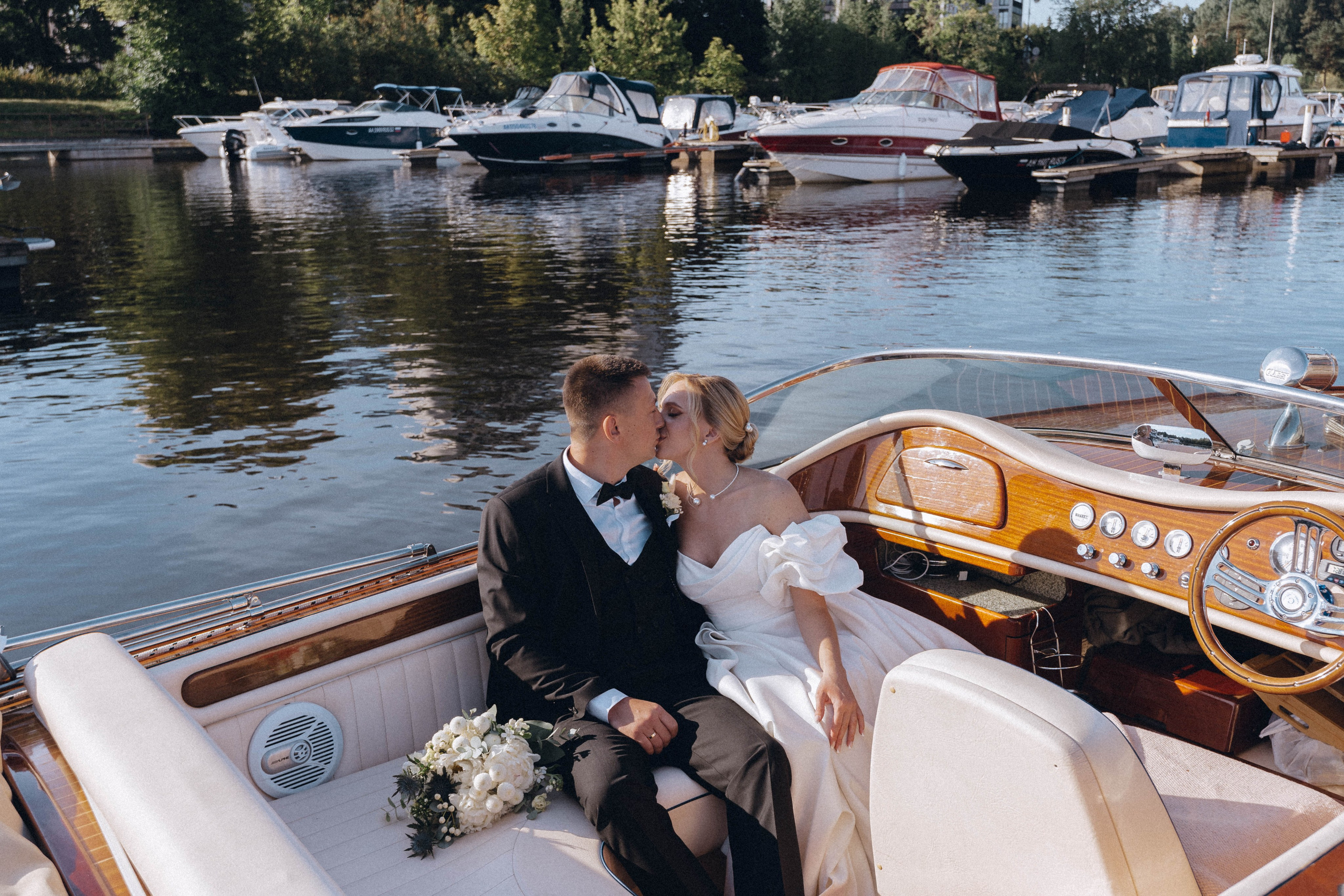 СВАДЕНБНАЯ СЬЕМКА НА КАТЕРЕ ПО КАНАЛАМ САНКТ-ПЕТЕРБУРГА И В АКВАТОРИИ НЕВЫ. Профессиональный фотограф, Санкт-Петербург — Виктория Богомолова
