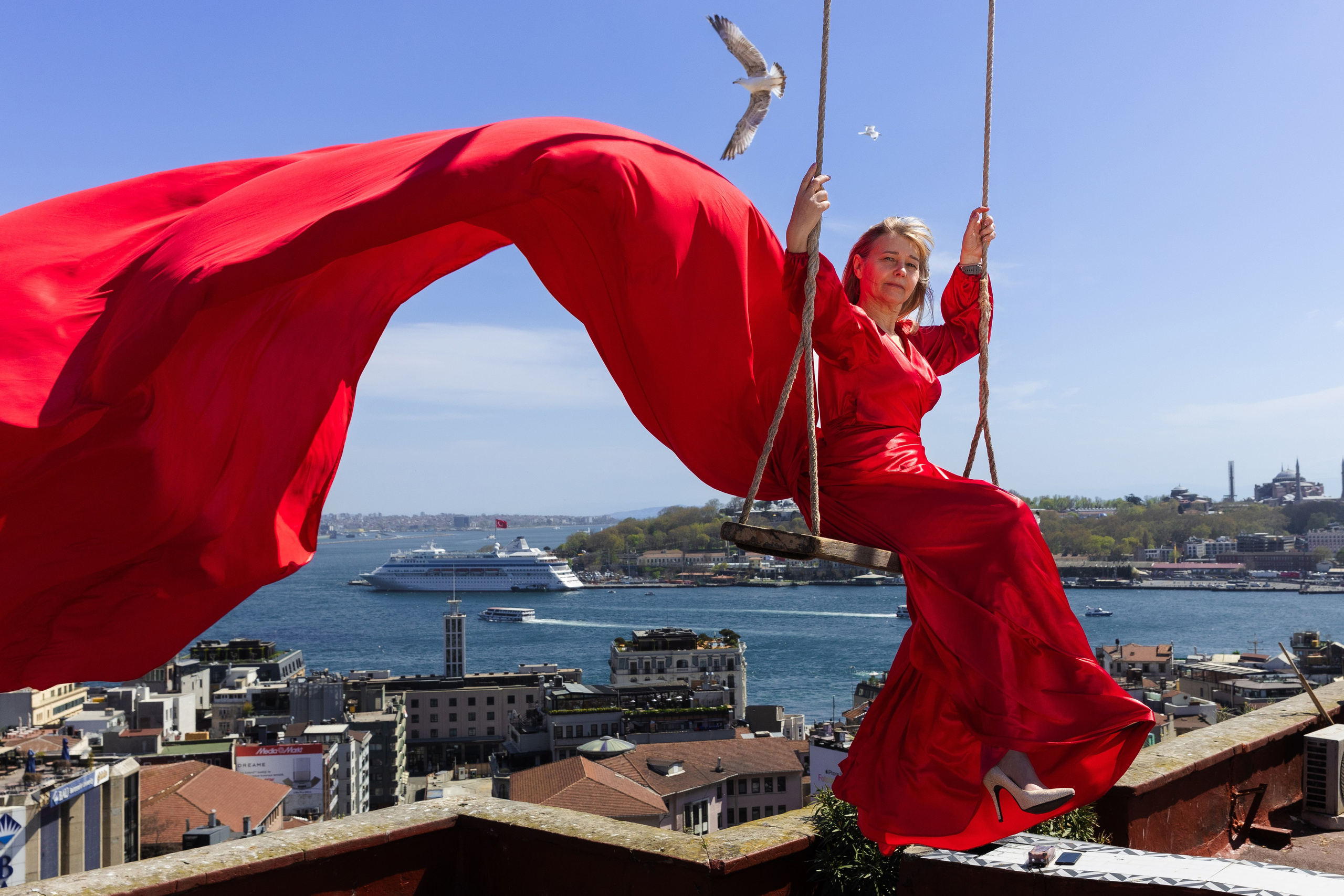 Стамбул — крыша с платьями. Фото департамент круизного лайнера Астория Гранде