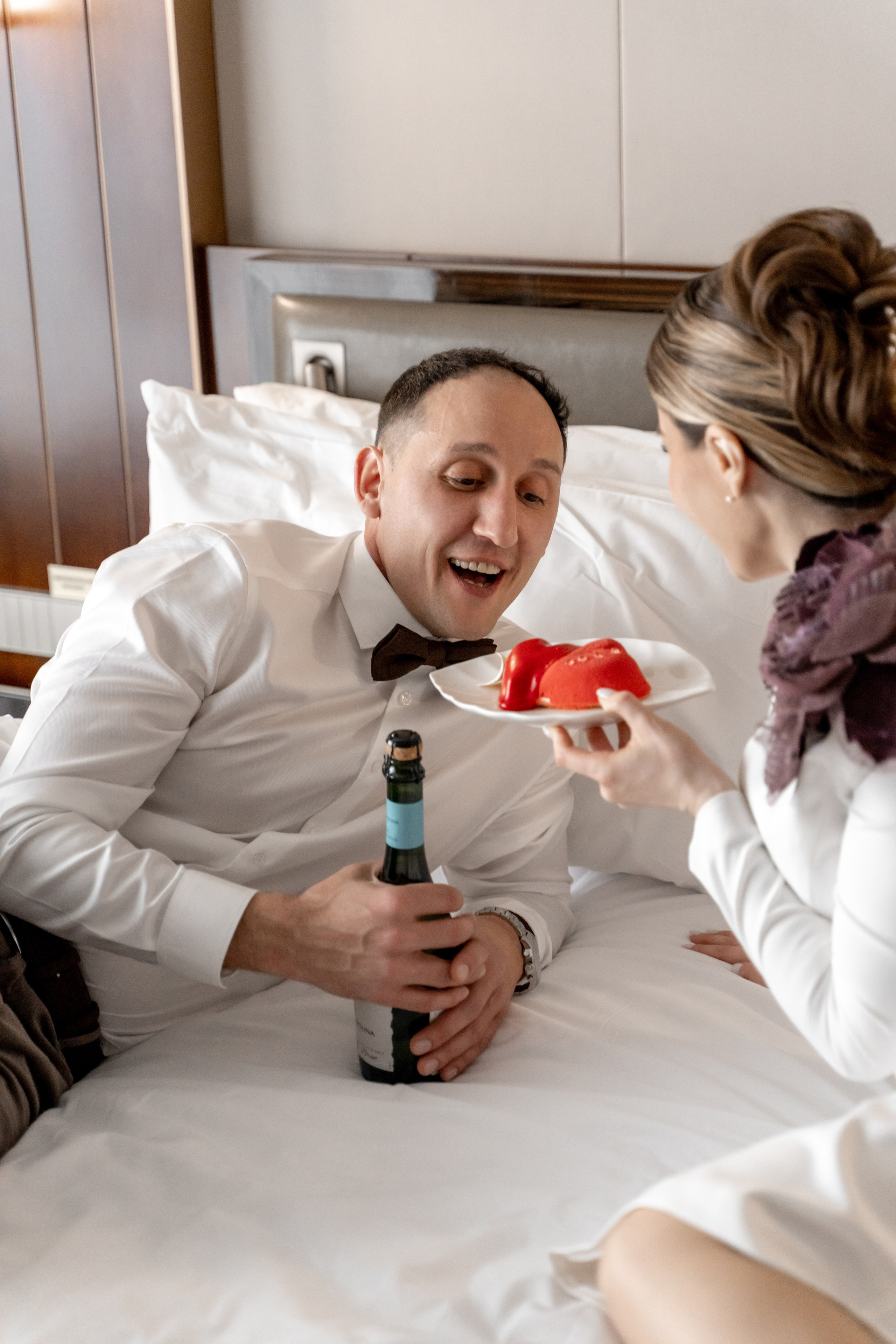 Свадебный фотограф в Москве. Свадебный фотограф Видное, Бутово, Домодедово, Щербинка, Царицыно. Свадебная фотосессия и сборы невесты в отеле Soluxe. Регистрация брака во дворце бракосочетания ВДНХ. Свадьба на ВДНХ. Свадебная фотосессия с ретро автомобилем Чайка. 