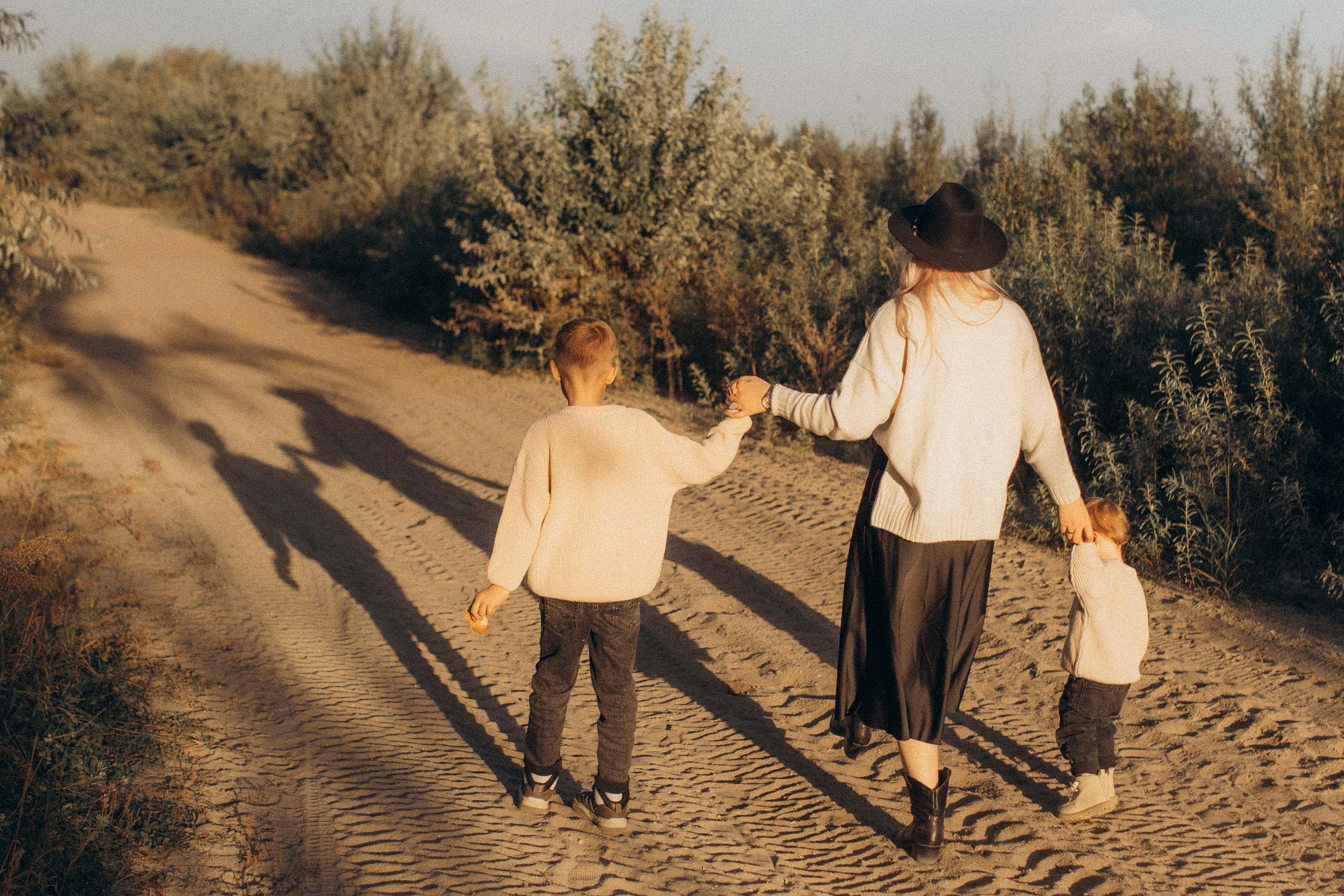 Альбина с сыновьями, сентябрь. Семейный фотограф lifestyle в Новосибирске Елена Шпилевая