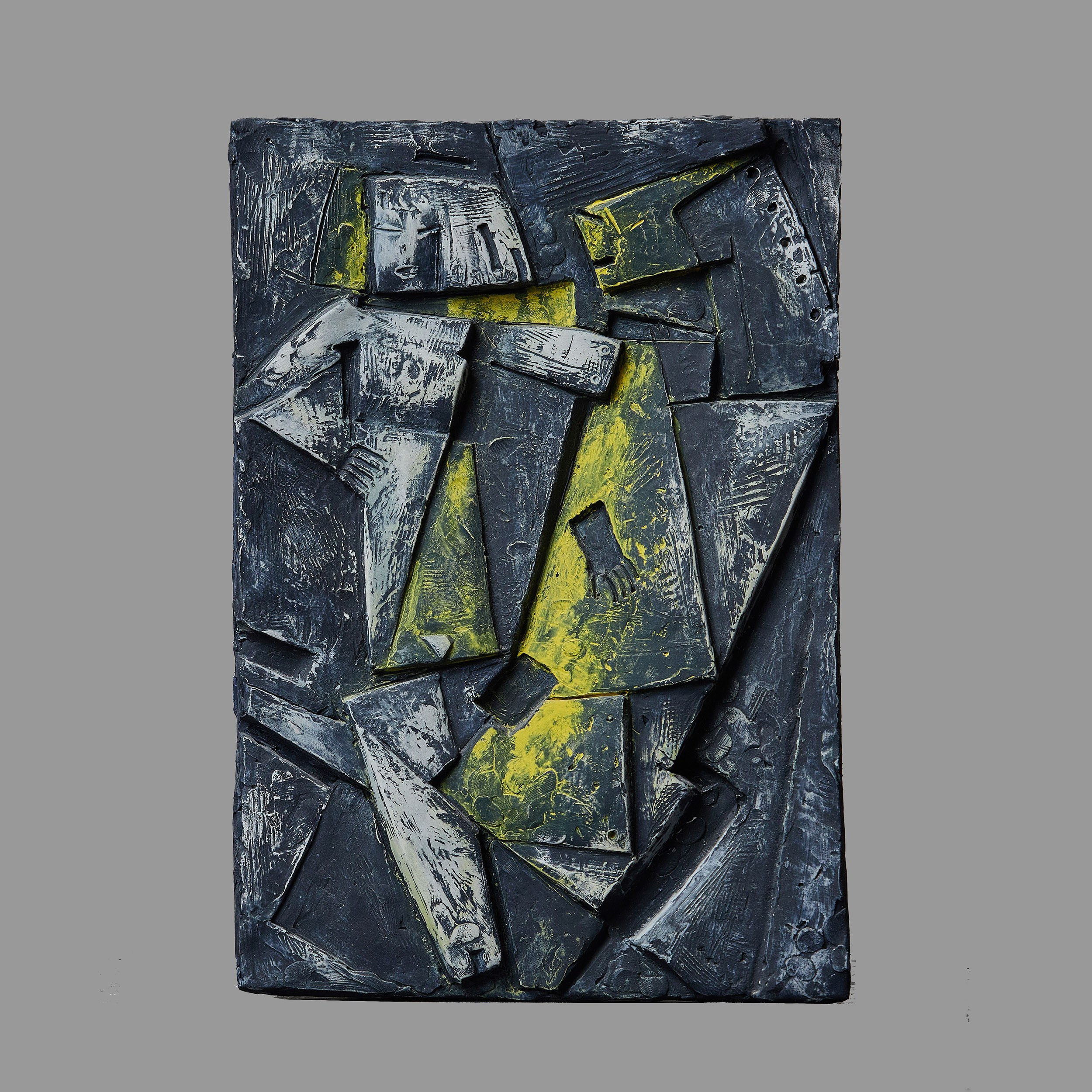 Кукла, которая очнулась ночью, в объятиях деревянной лошадки. 2018. Гипс, акрил.