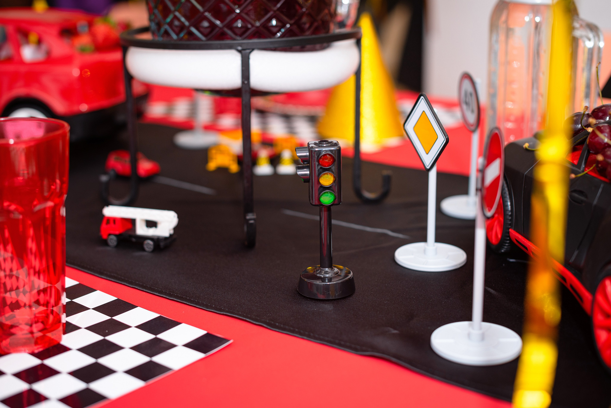 Фотографирует детский праздник в Сургуте/Нефтеюганске — весёлые моменты детей на дне рождения, яркие эмоции выпускников, динамичные кадры торжественных мероприятий.