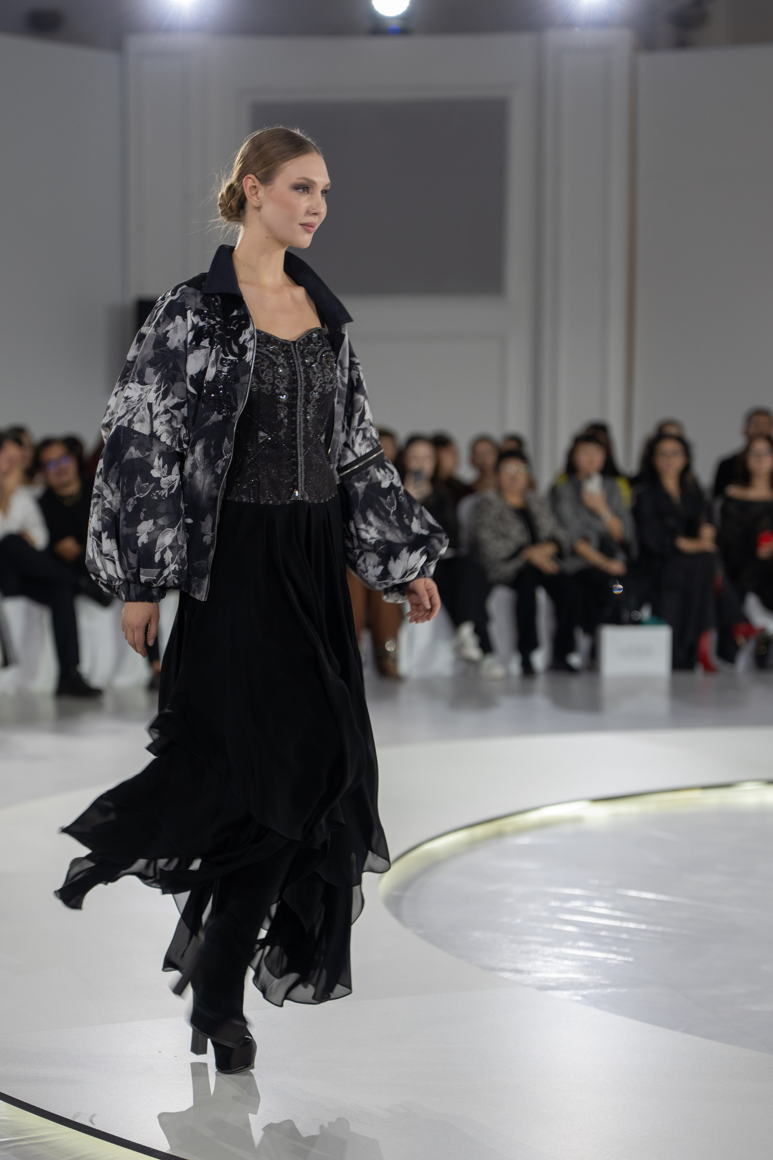 Дизайнер Yerlan Zholdas bek. Сайт Алматинского НЮ АРТ, будуар и фэшн фотографа Дениса Карпенко