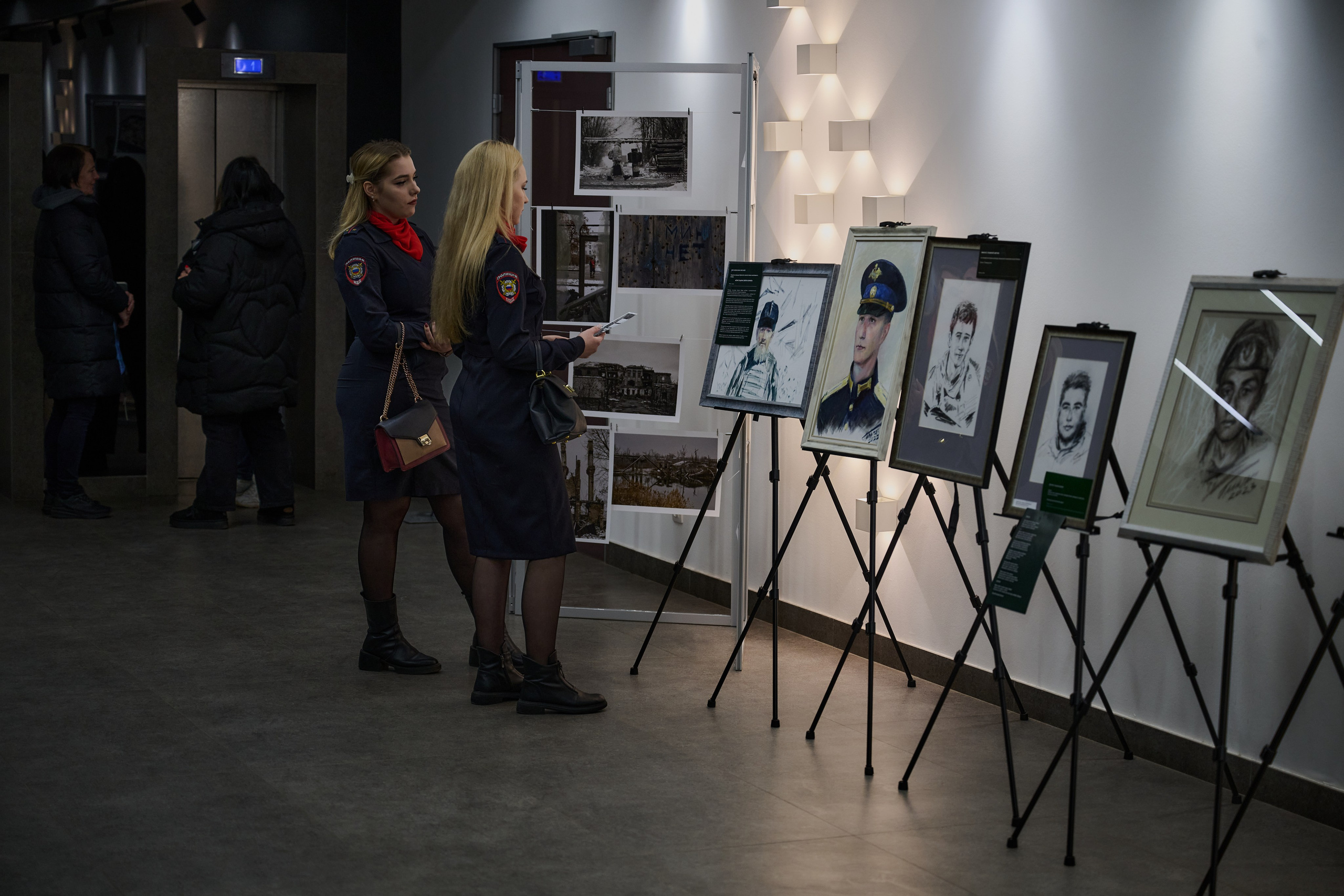 Фотовыставка «Территории» в Росгеолфонде. Фотограф Роман Адлер