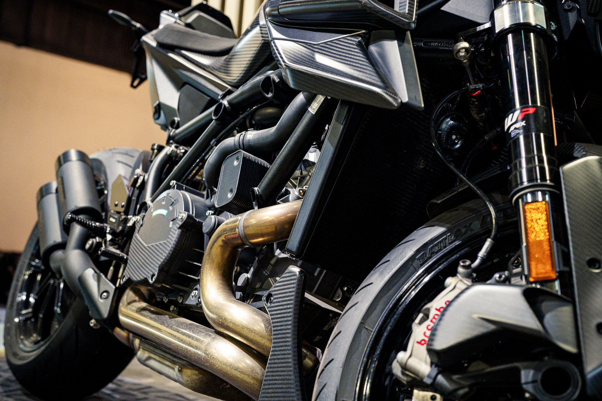 KTM Brabus 1300R в современном интерьере, съёмка с мягким светом