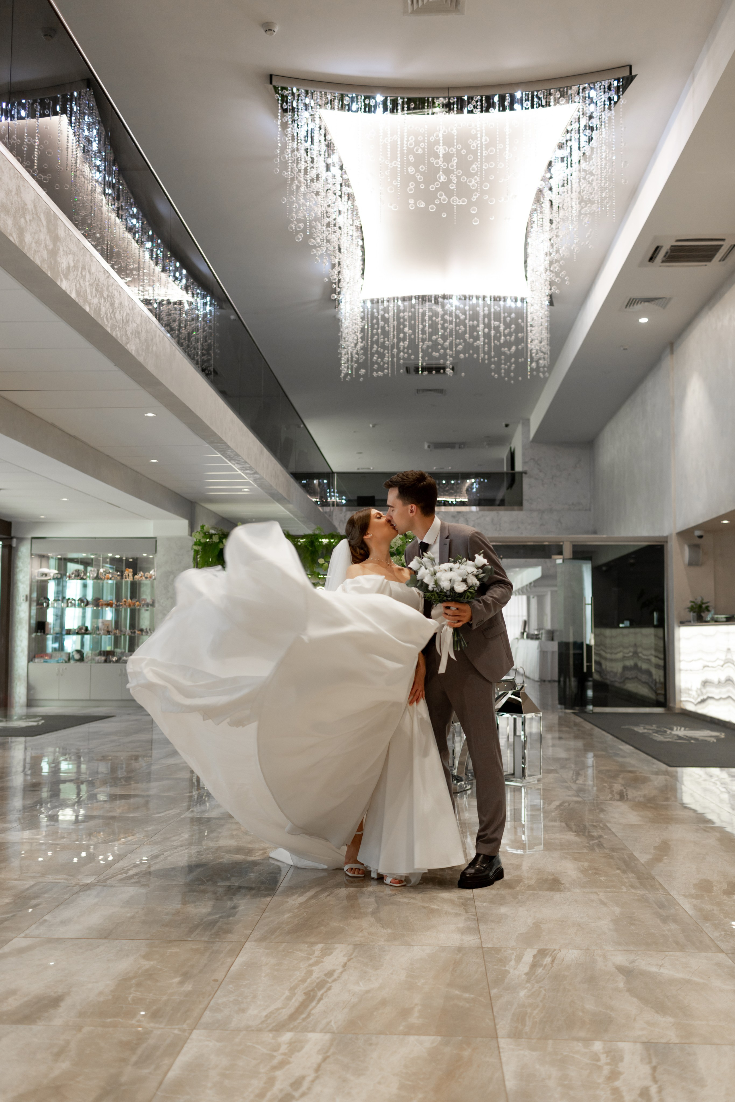 Свадебная фотопрогулка в Санкт-Петербурге. Свадебный фотограф Кирилл Белый