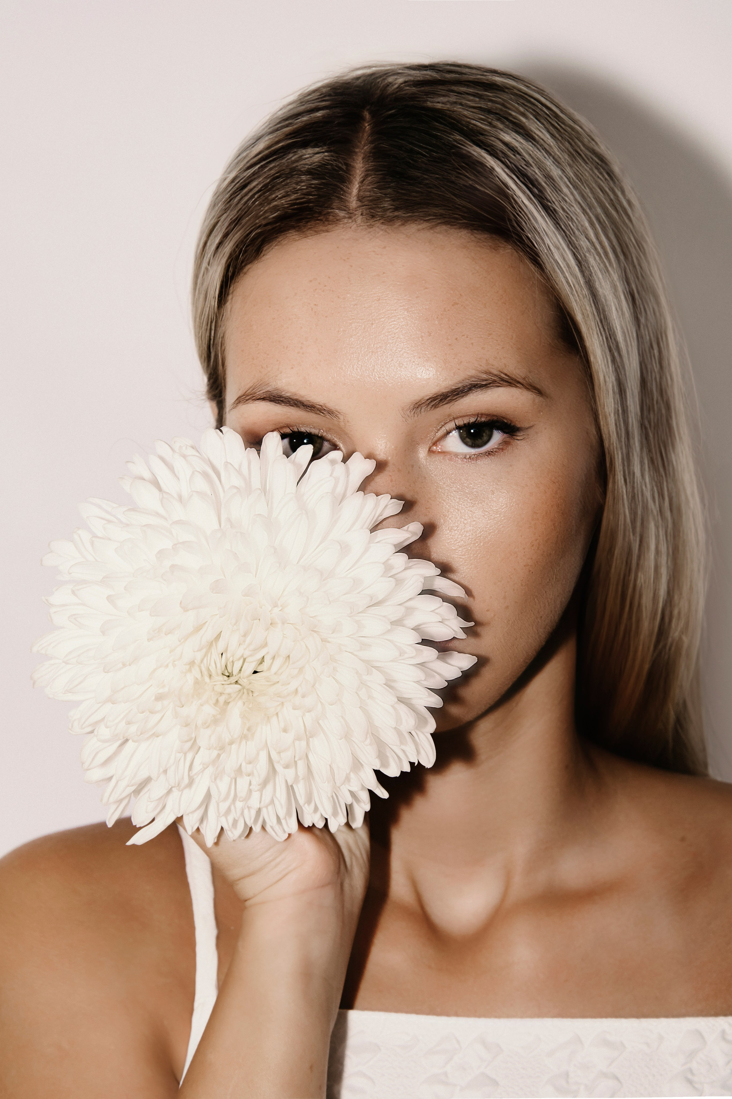 Портретная с цветком. Фотографы в Тюмени Андрей и Лидия Войвод