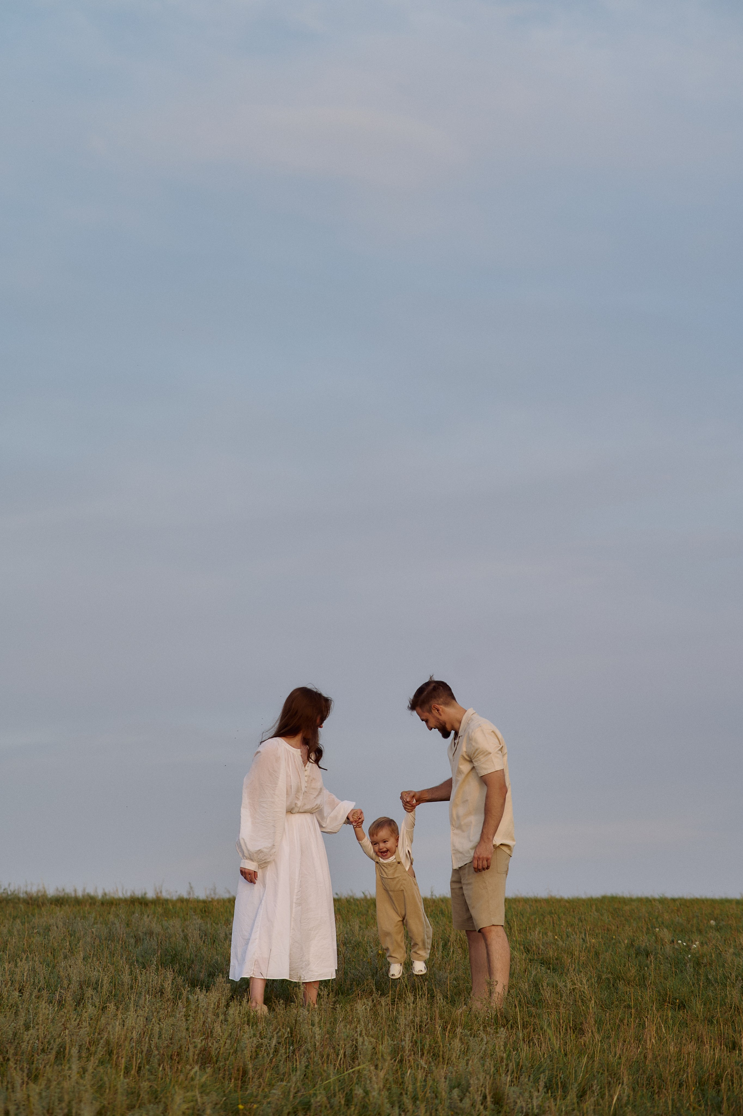 Шамиль, Аня и Марс в поле с барашками. Семейный и свадебный lifestyle-фотограф в Москве Мария Петрова