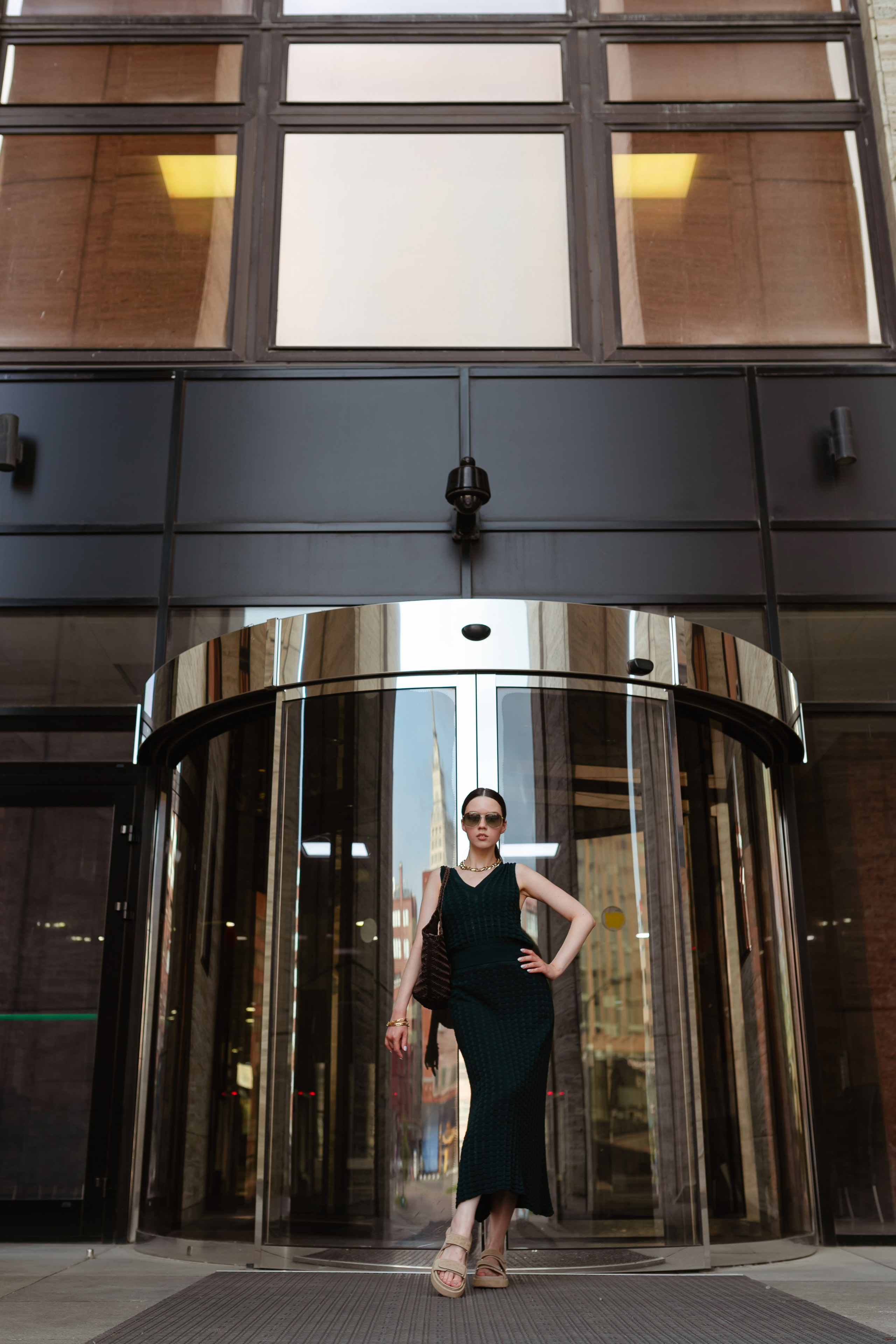 fashion фотосессия для девушки у стеклянных дверей