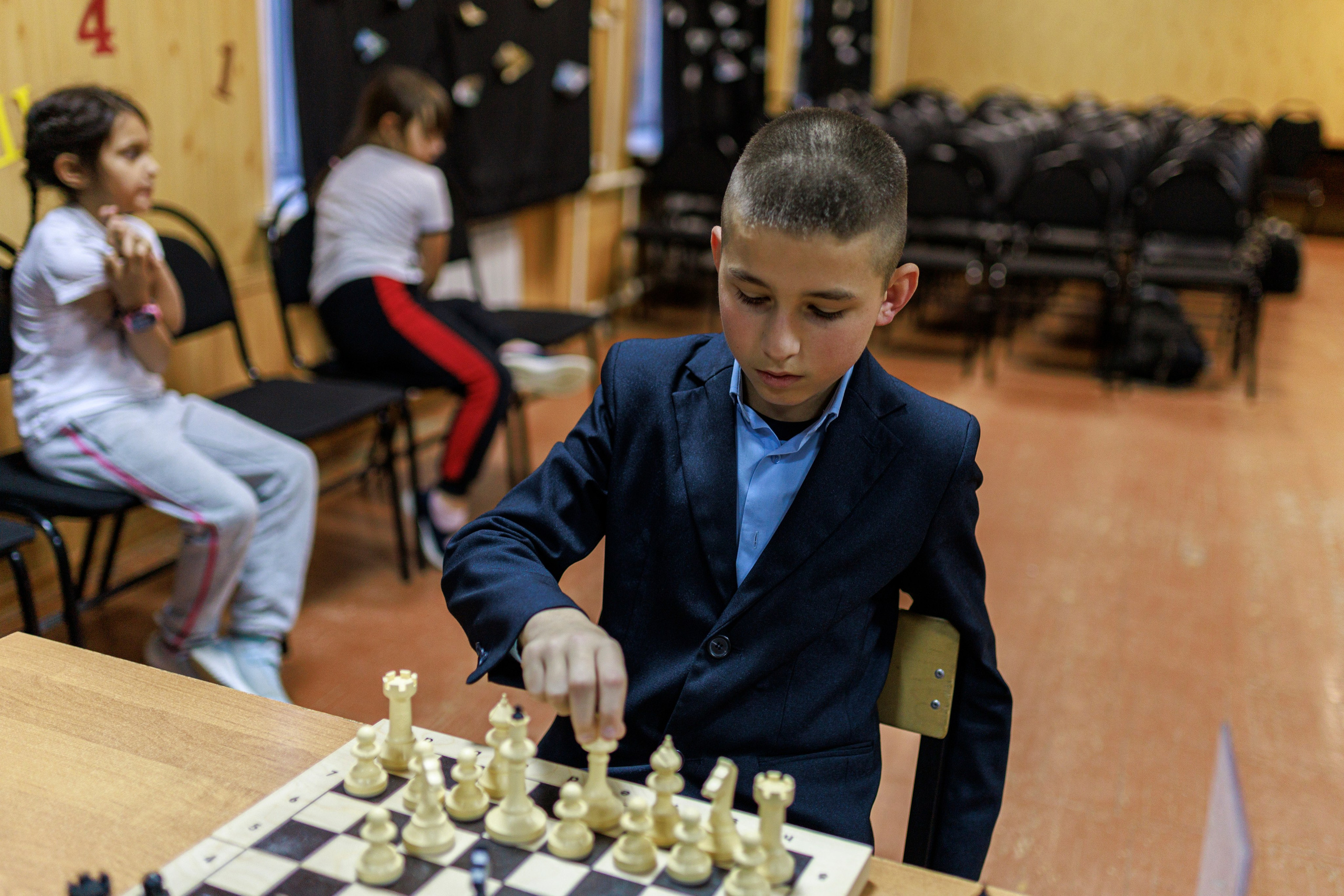 Репортажная сьёмка игры в шахматы в детском доме. Семейный и детский фотограф в Рязани Васюгова Мария