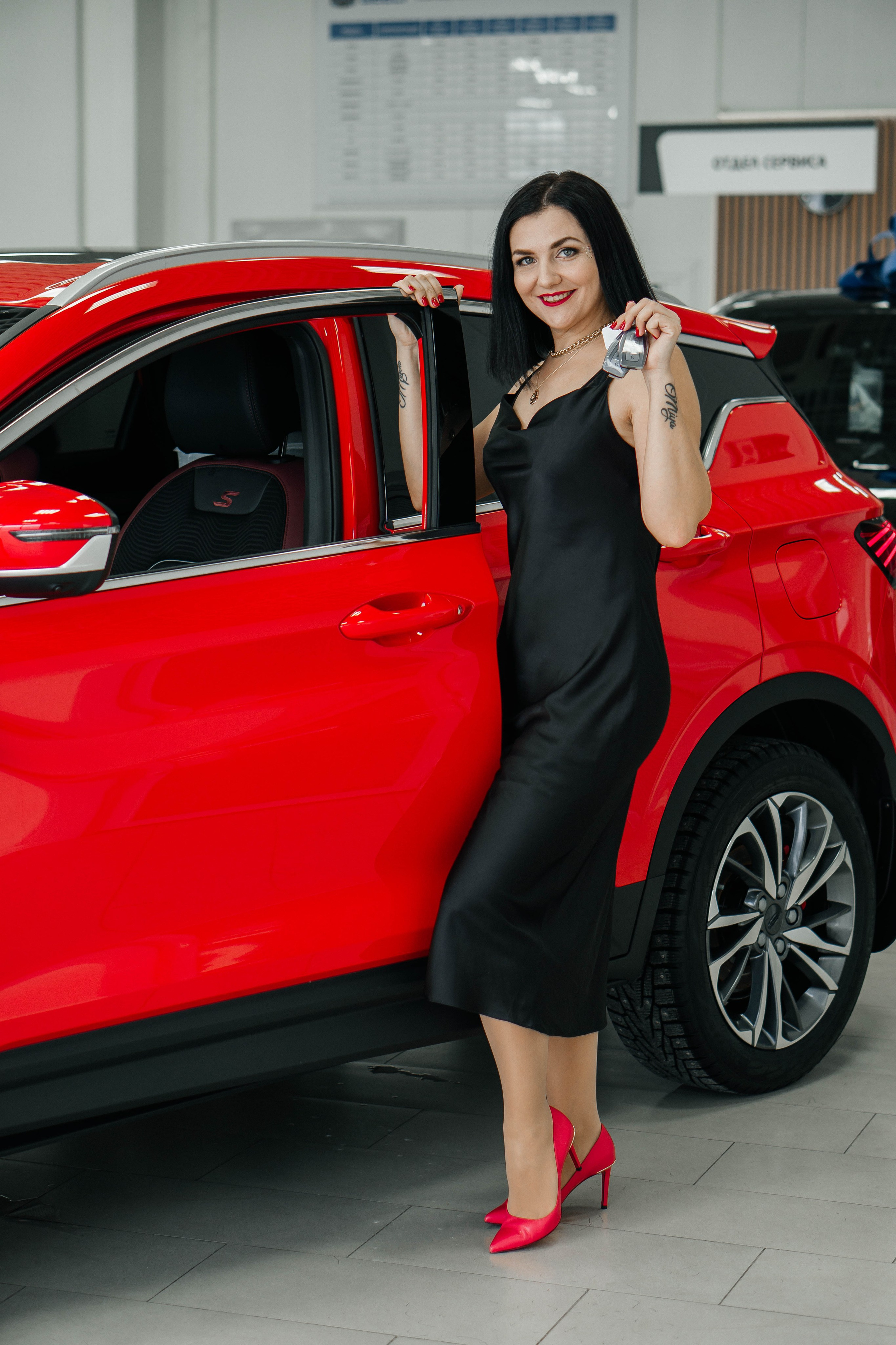 В автосалоне. Получение ключей от автомобиля. Женский, семейный и детский фотограф в Тюмени Диана Осипова