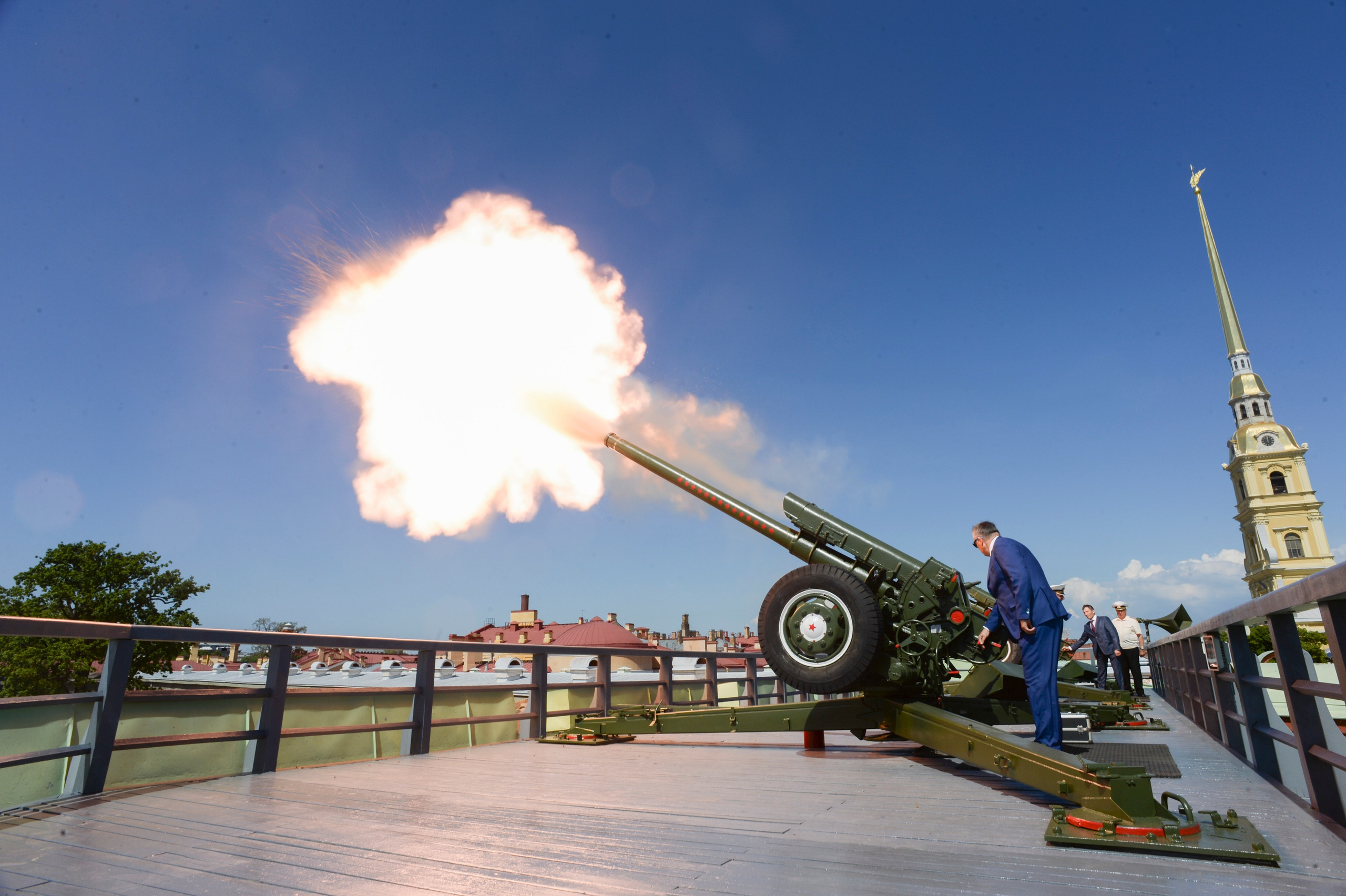 Губернатор Ленинградской области Александр Дрозденко производит выстрел из пушки Петропавловской крепости, Санкт-Петербург, 3 июня 2016 года.