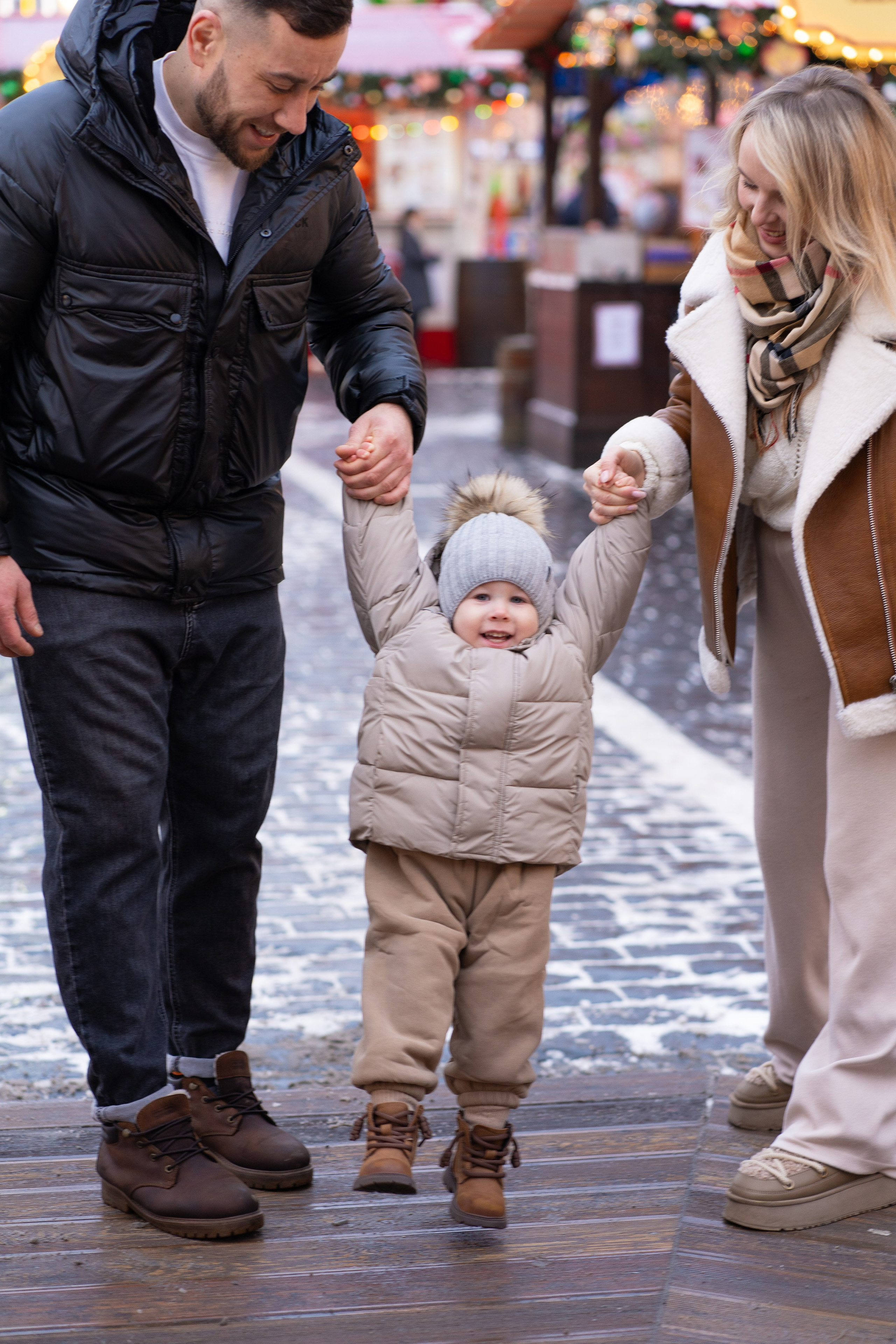 Павел, Егор и Наталия на ГУМ Ярмарке. Свадебный фотограф в Москве Анна Полушина