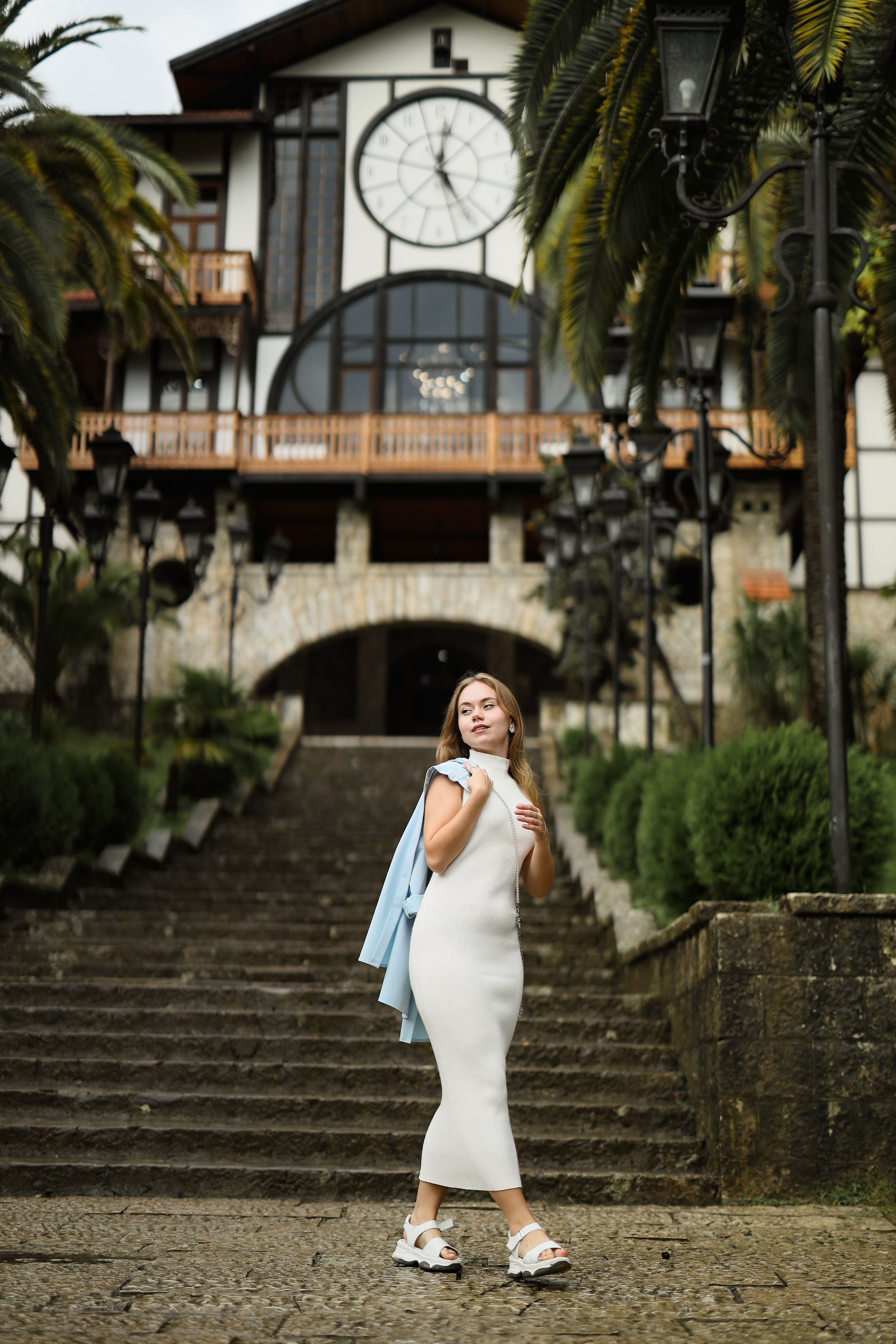 Фотосессия на ступеньках ресторана Гагрипш, Гагра. Свадебный и семейный фотограф в Абхазии Жанна Соснина