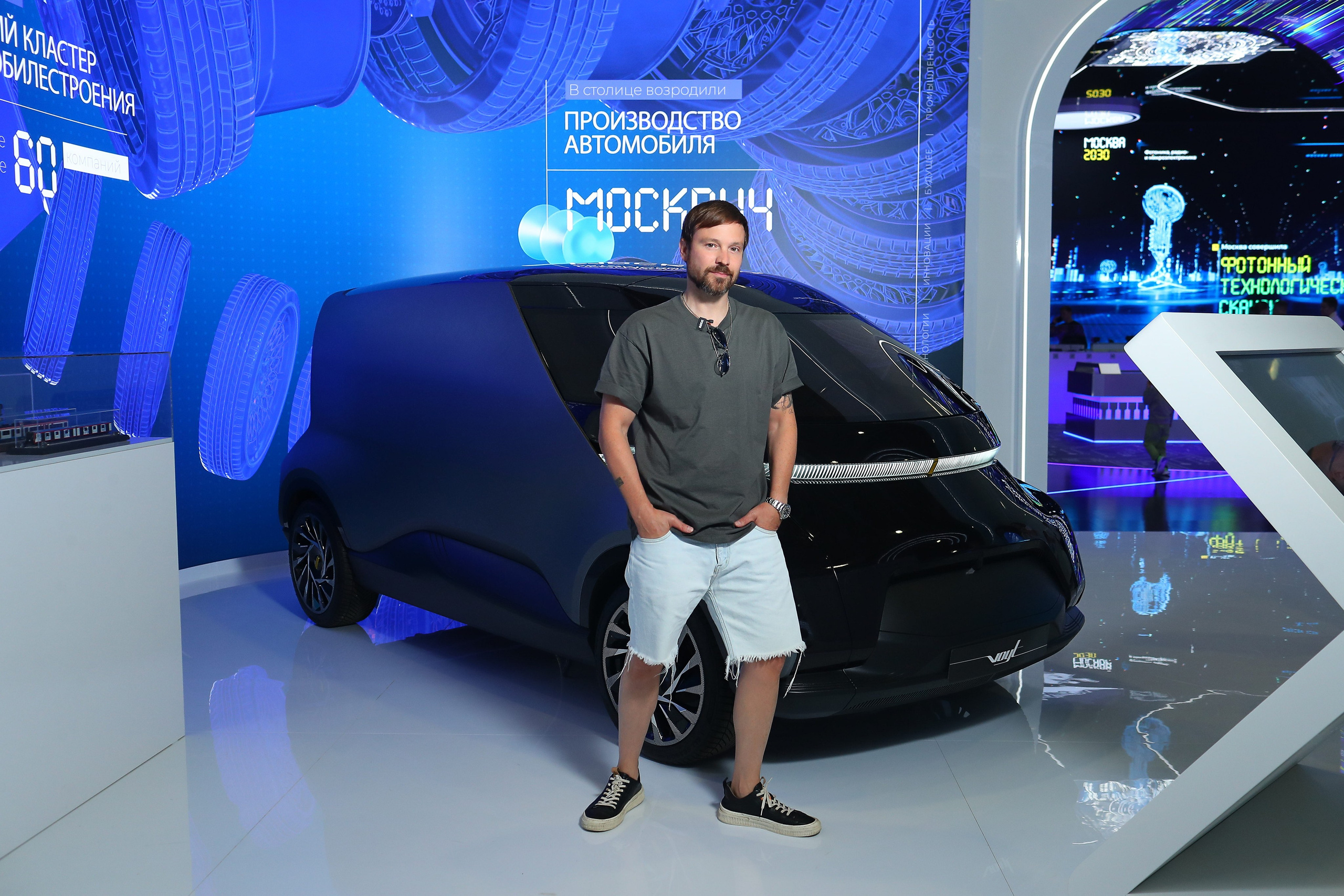Алексей Чадов возле стенда завода Москвич.  Новый электрокар Москвич. фото.