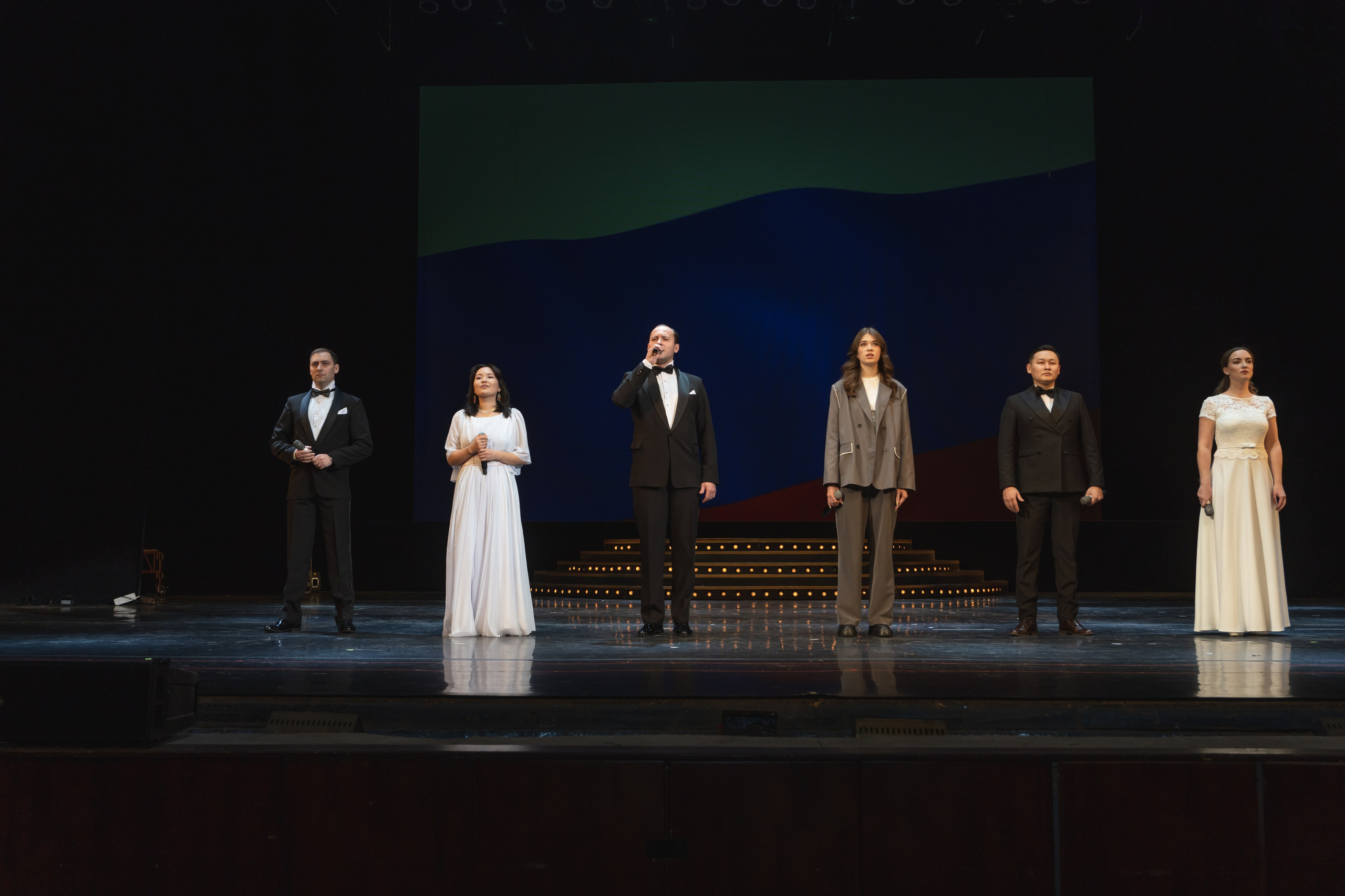 Музыкальный театр. Занимаюсь профессиональной фотографией и живу рядом с Байкалом. Работаю в разных жанрах