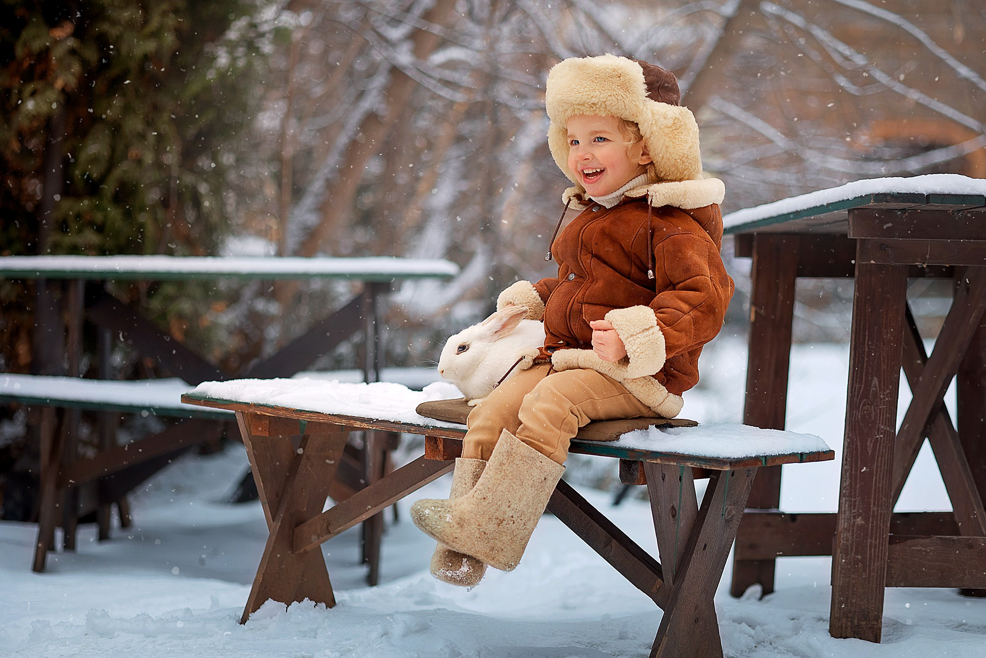 Мальчик с кроликом на зимней прогулке
