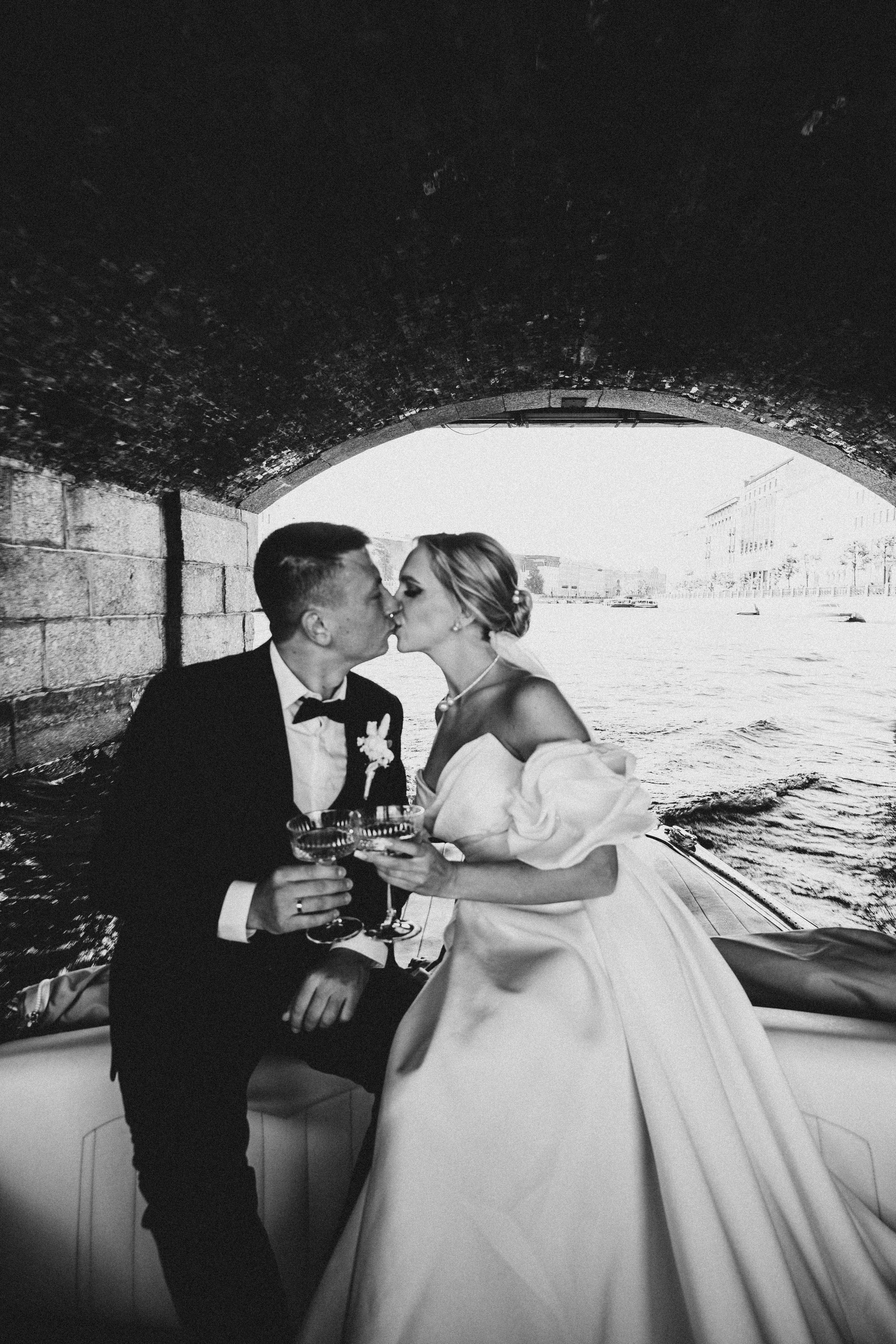 СВАДЕНБНАЯ СЬЕМКА НА КАТЕРЕ ПО КАНАЛАМ САНКТ-ПЕТЕРБУРГА И В АКВАТОРИИ НЕВЫ. Профессиональный фотограф, Санкт-Петербург — Виктория Богомолова