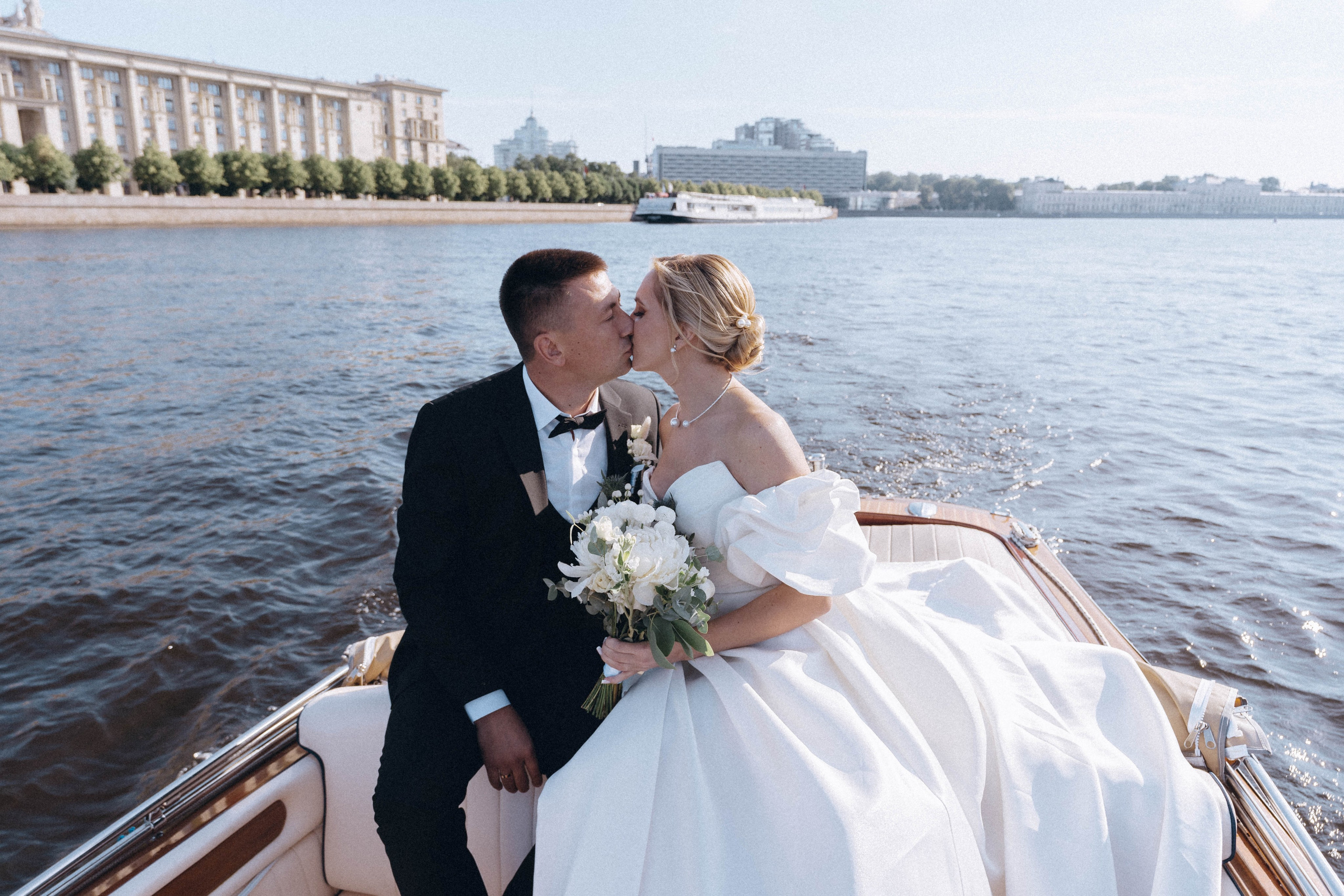 СВАДЕНБНАЯ СЬЕМКА НА КАТЕРЕ ПО КАНАЛАМ САНКТ-ПЕТЕРБУРГА И В АКВАТОРИИ НЕВЫ. Профессиональный фотограф, Санкт-Петербург — Виктория Богомолова