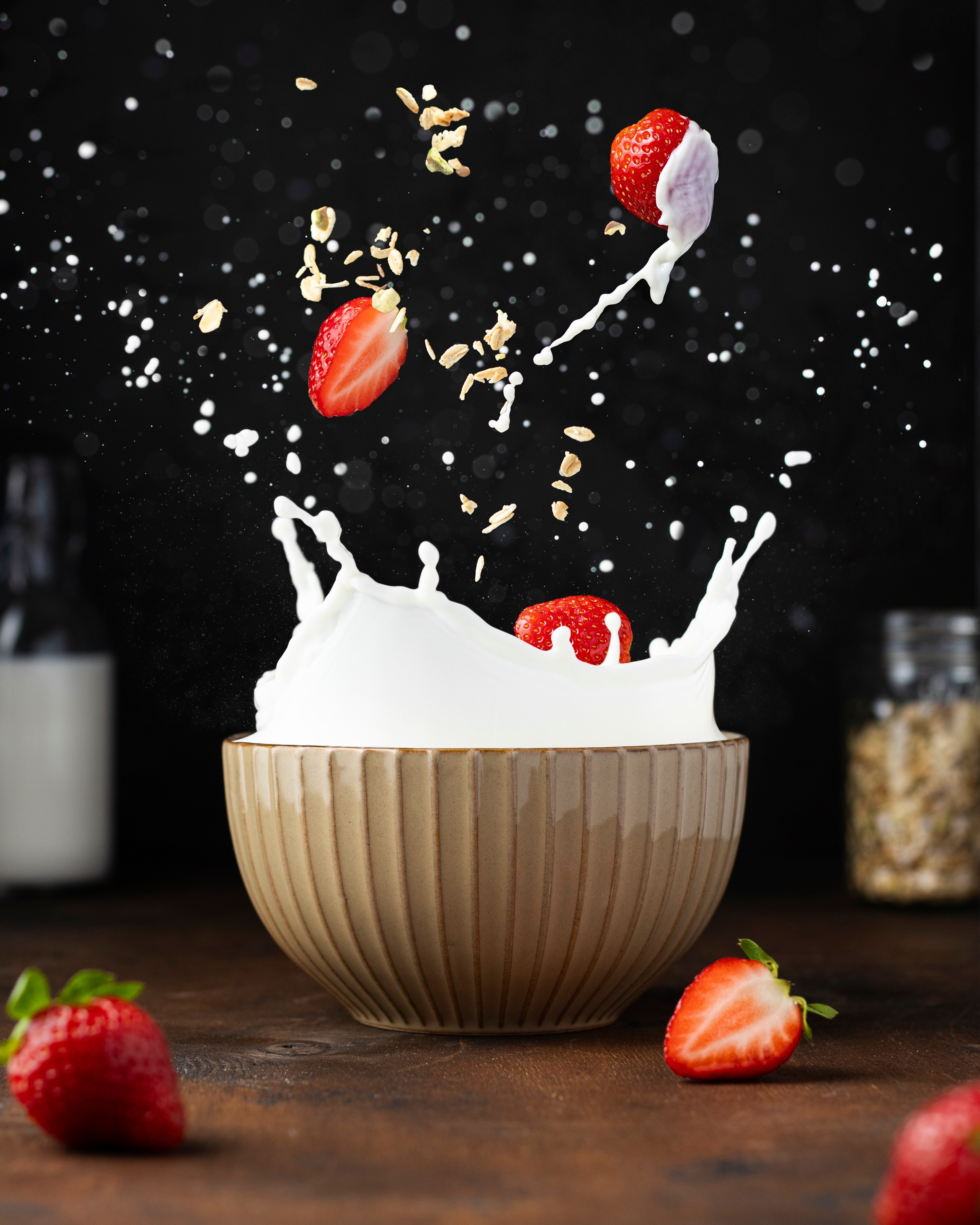 Левитация еды с гранолой, молоком и клубникой