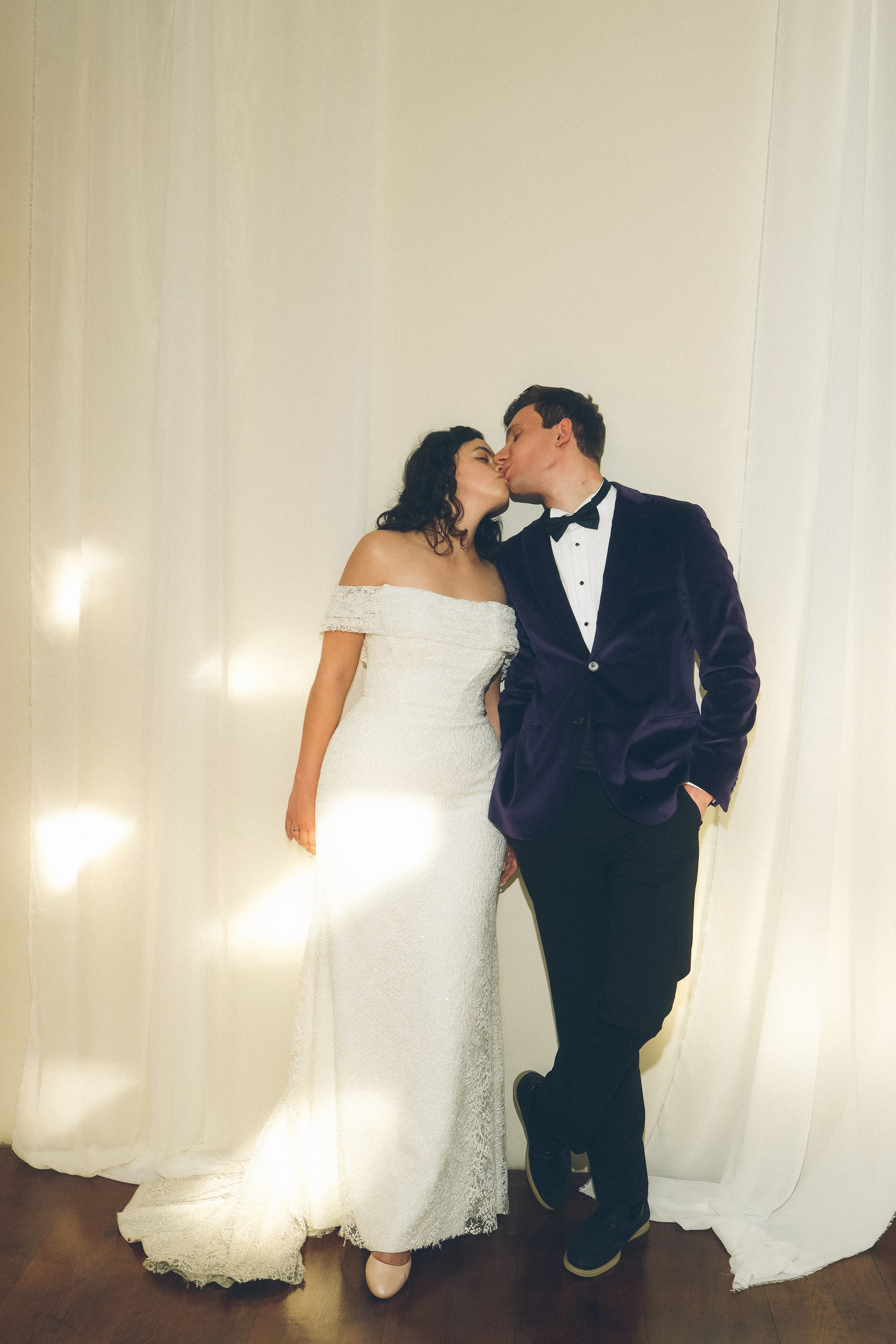 Илья и Науэль, прогулка и роспись в пространстве Yauza. Свадебный и портретный фотограф в Москве Кристина Золотова