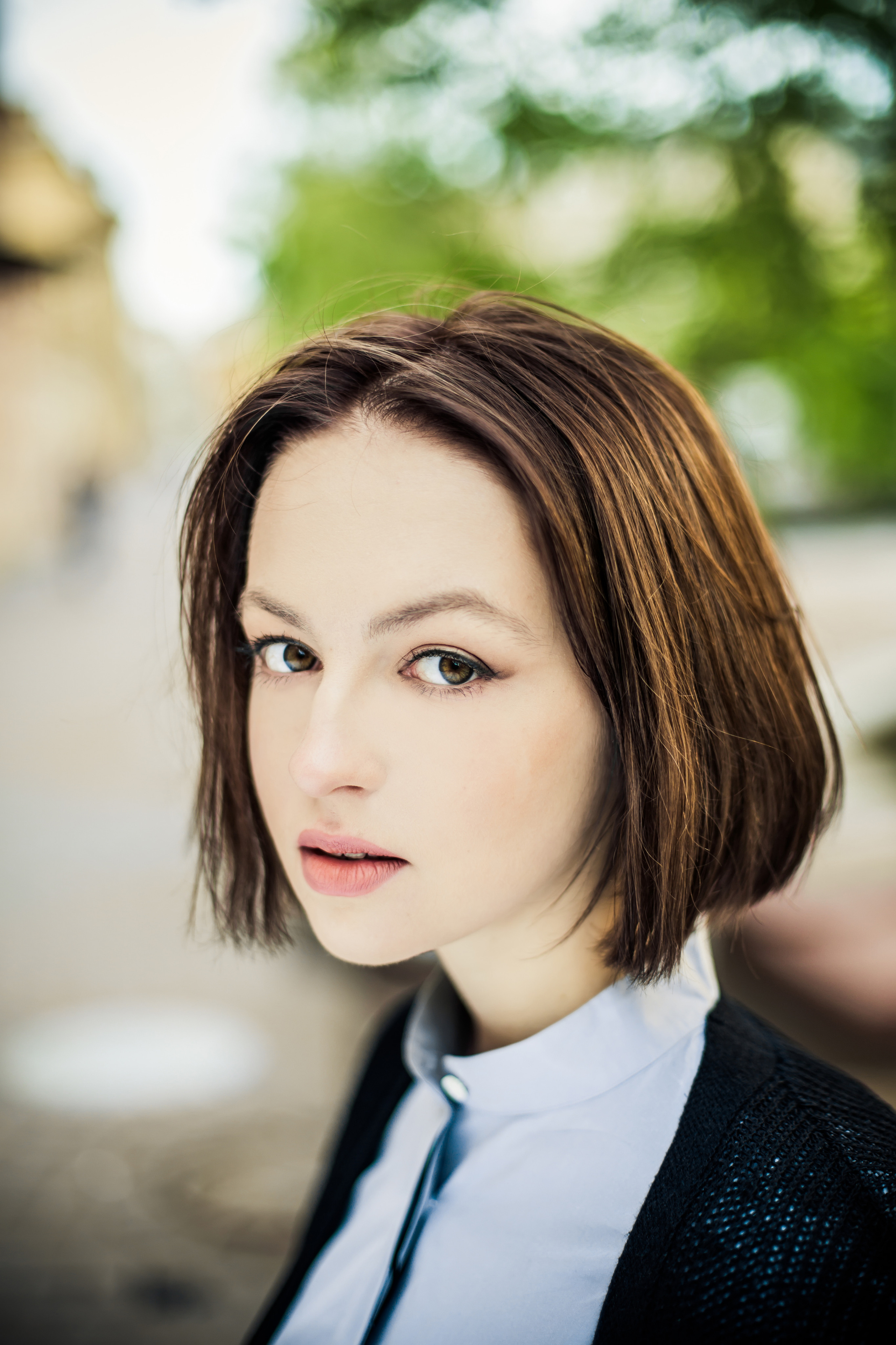 портрет брюнетки с каре и карими глазами
