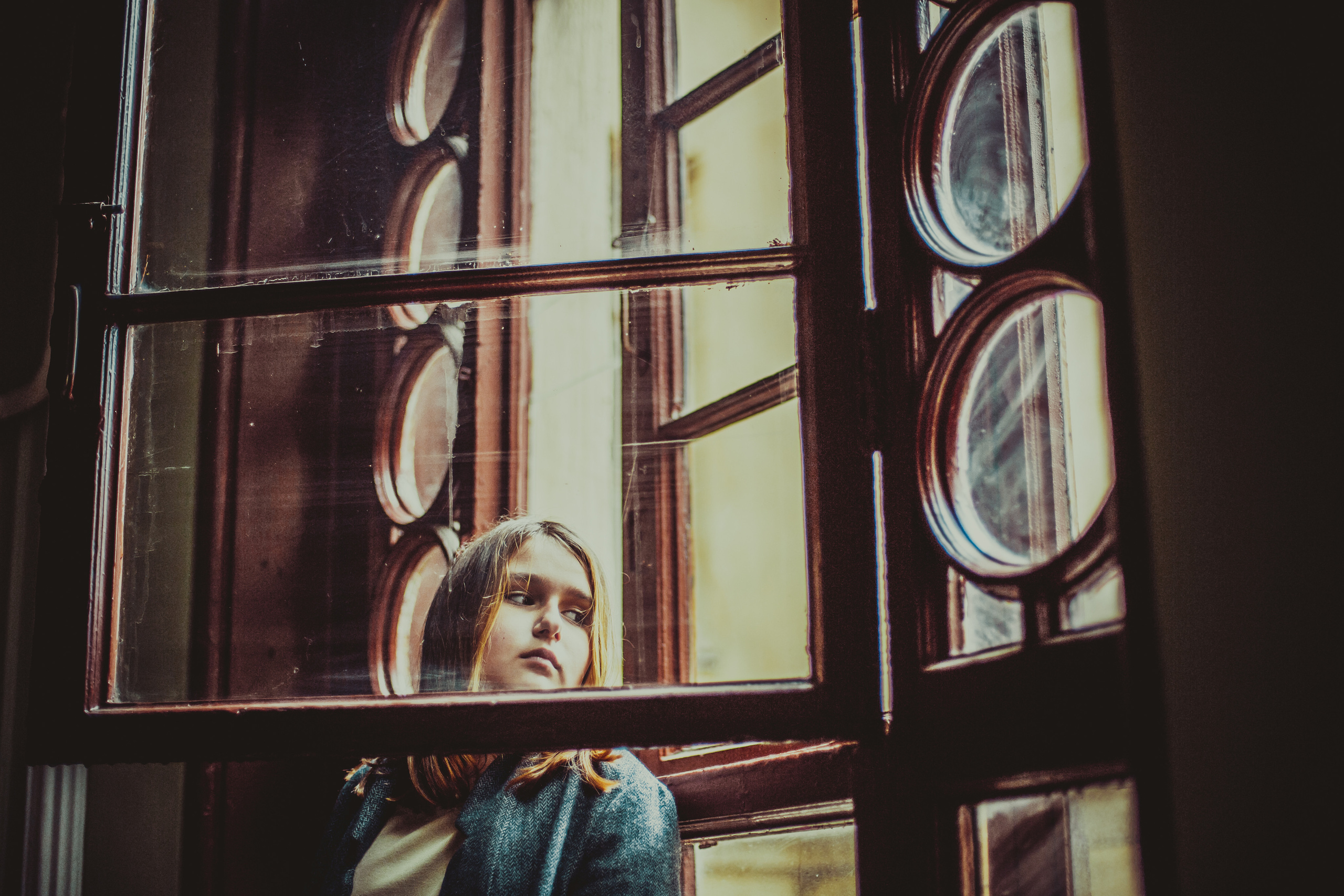 портрет девочки в проеме красивого фигурного окна