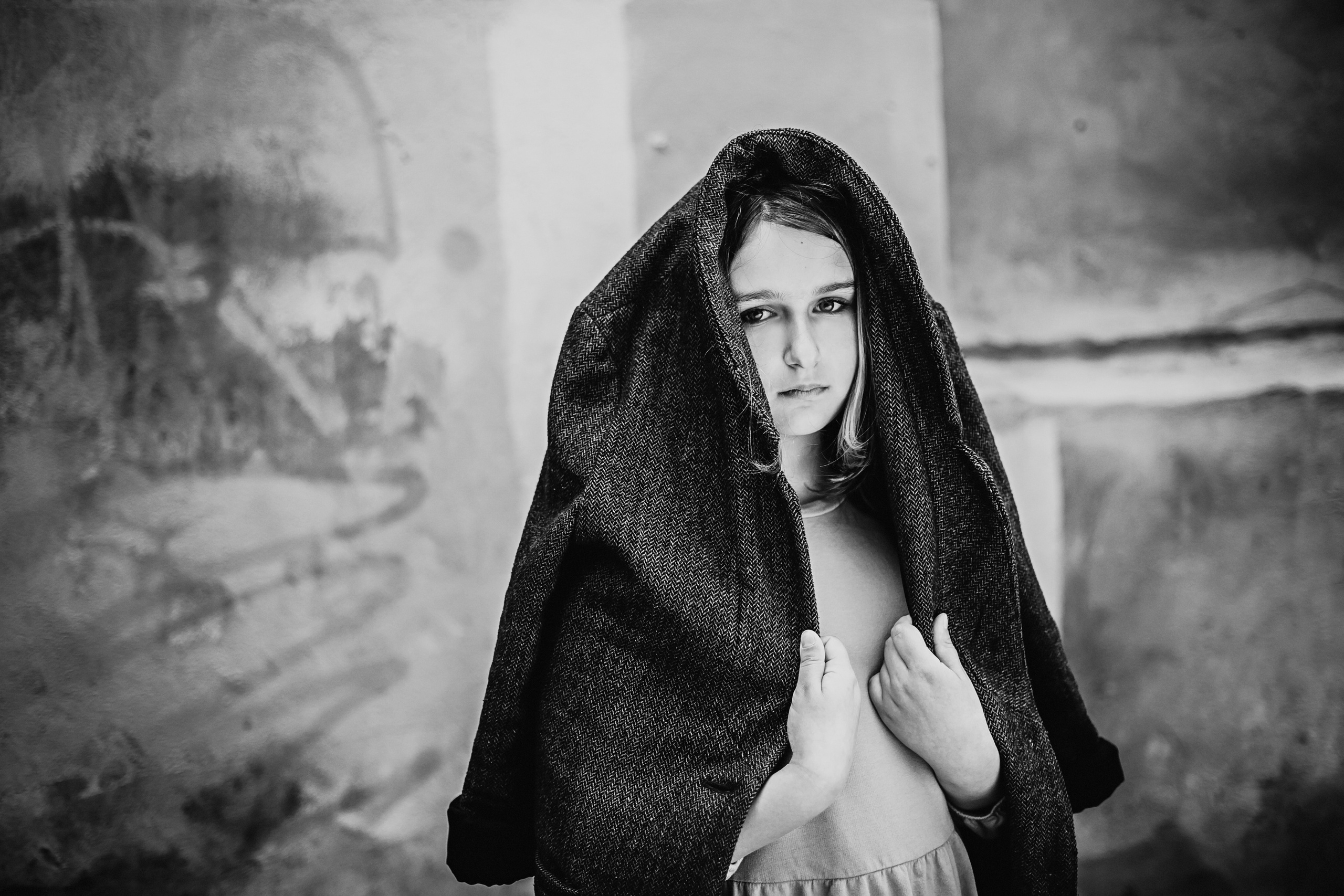 девочка укрылась пальто в прохладный день