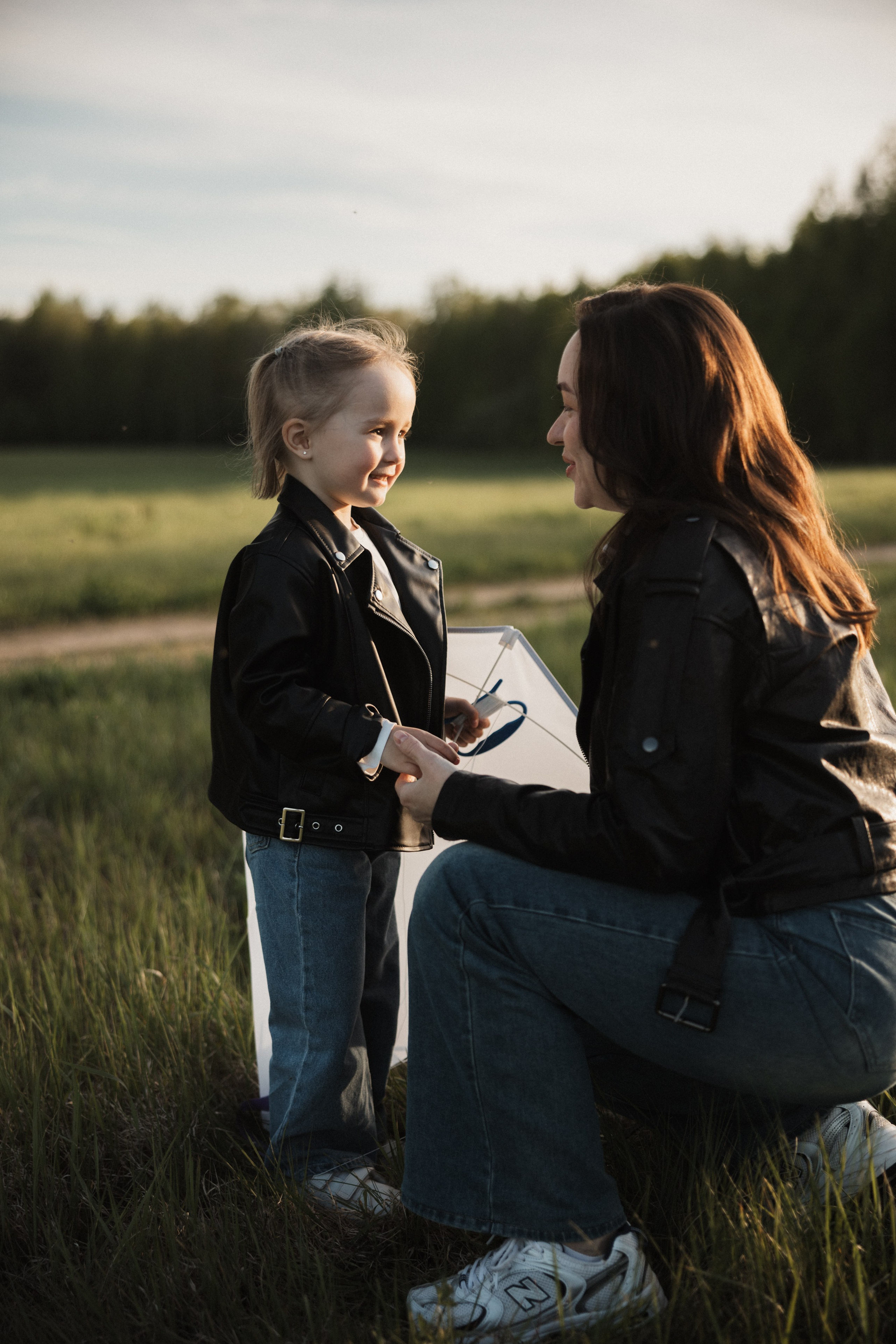 Семейная съёмка с ребенком и воздушным змеем