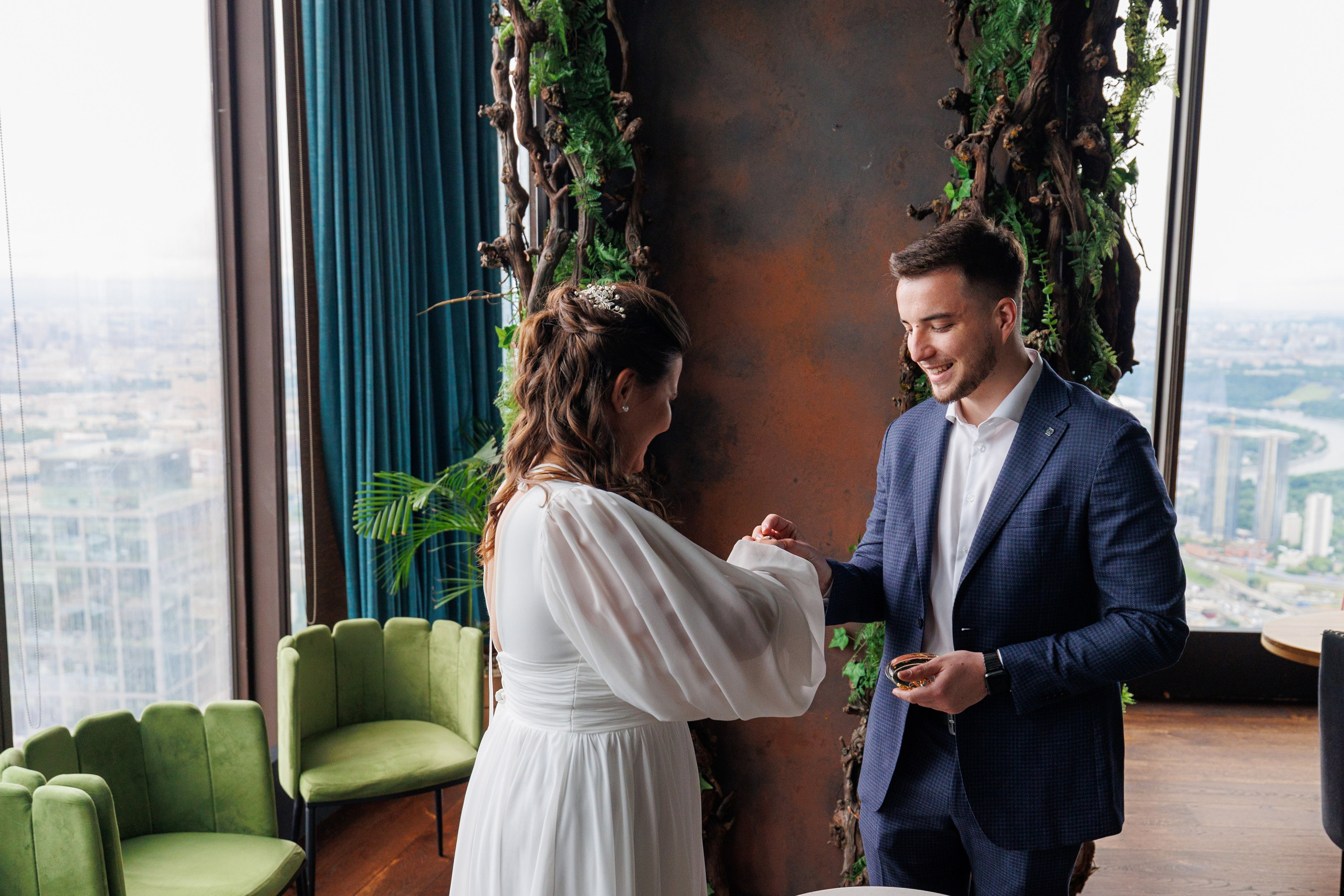 Фотограф на регистрацию в ЗАГС Москва Сити Birds Башня ОКО. Примеры фото, отзывы молодоженов и заявка на регистрацию через официальный сайт.