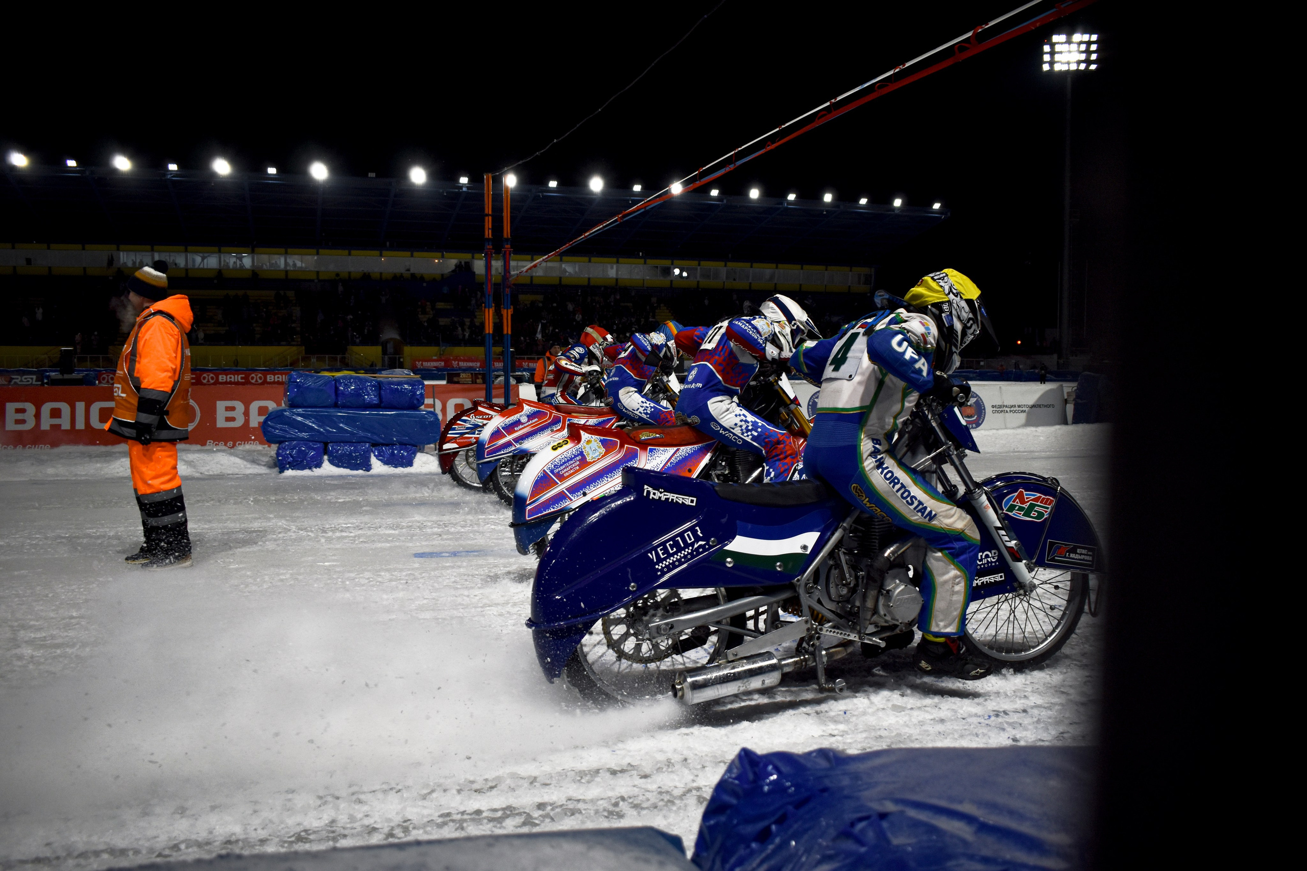 Ледовый спидвей 2025. Голосов Дмитрий — автоспортивный фотограф