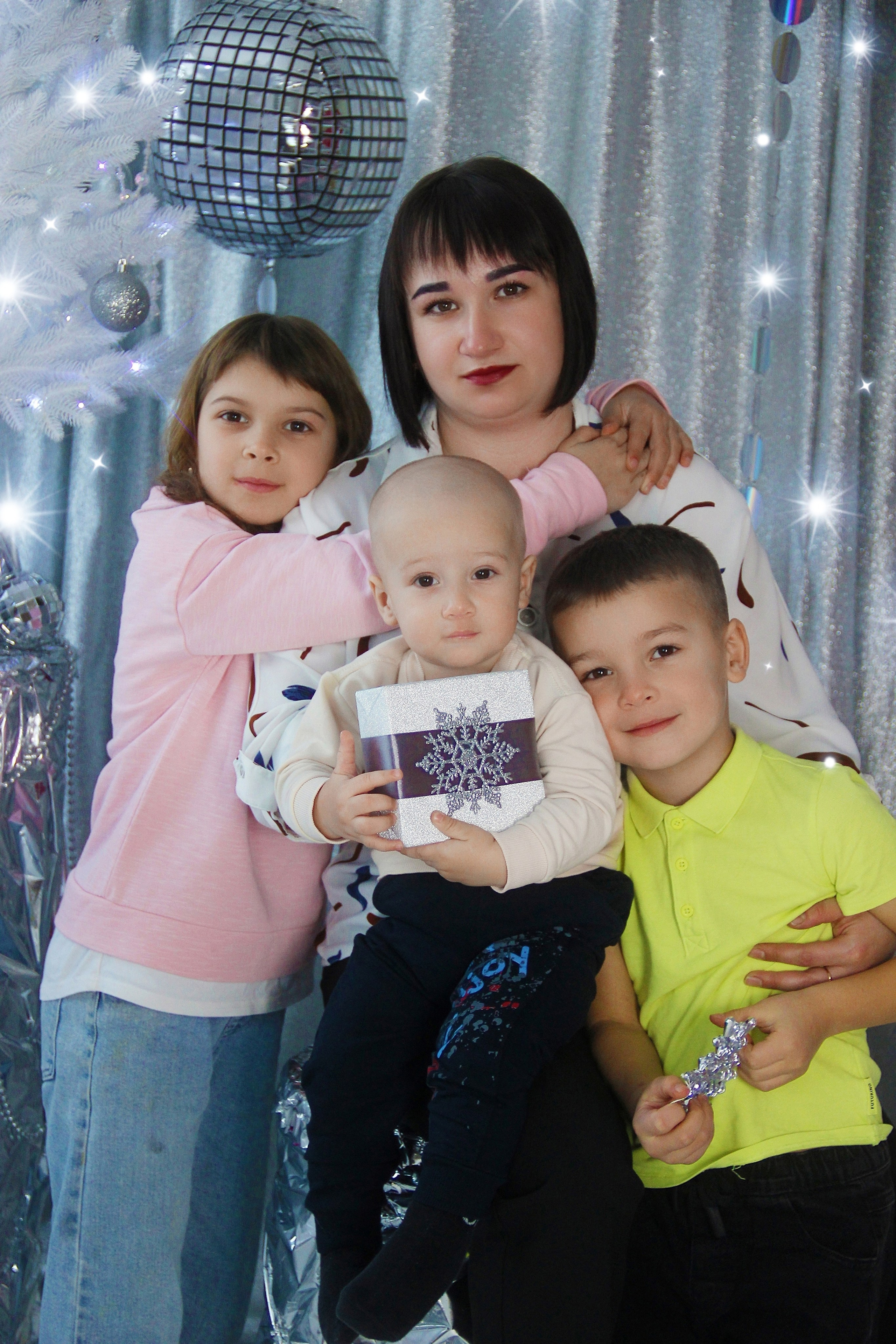 Семейные фотосессии студийные; новогодние, тематические, домашние и тд. Выпускные альбомы для школ и Детских садов в Барнауле /Выпускные/Свадебные/Детские/Семейные и др. виды съёмок /Фотограф Вера Валейко